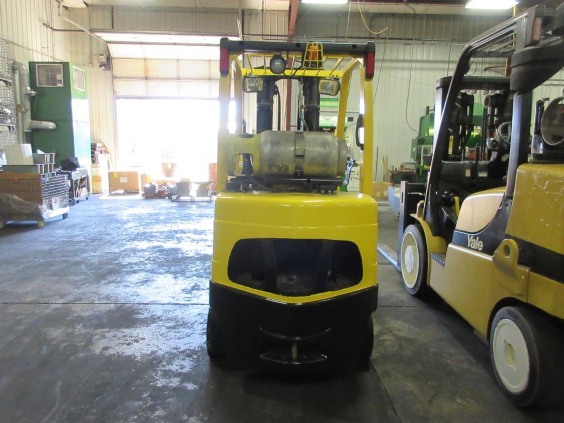 2009 HYSTER 7,000-LB. CAP. LPG FORKLIFT, 3-STAGE MAST, 187 IN. MAX. LOAD HT., CUSHION TIRES, LEVER - Image 4 of 6