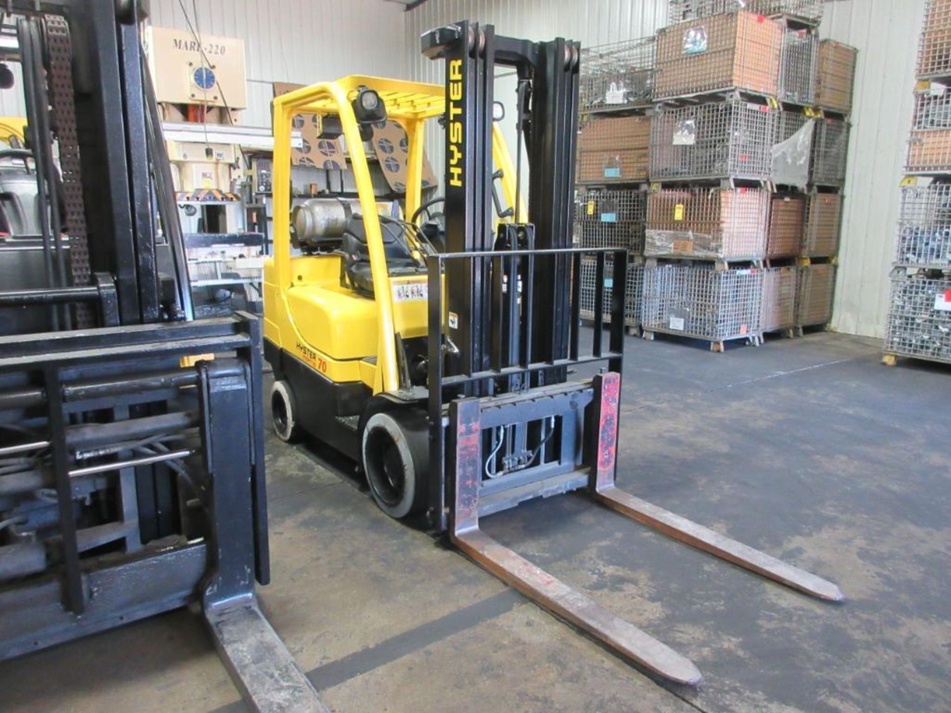 2009 HYSTER 7,000-LB. CAP. LPG FORKLIFT, 3-STAGE MAST, 187 IN. MAX. LOAD HT., CUSHION TIRES, LEVER - Image 2 of 6