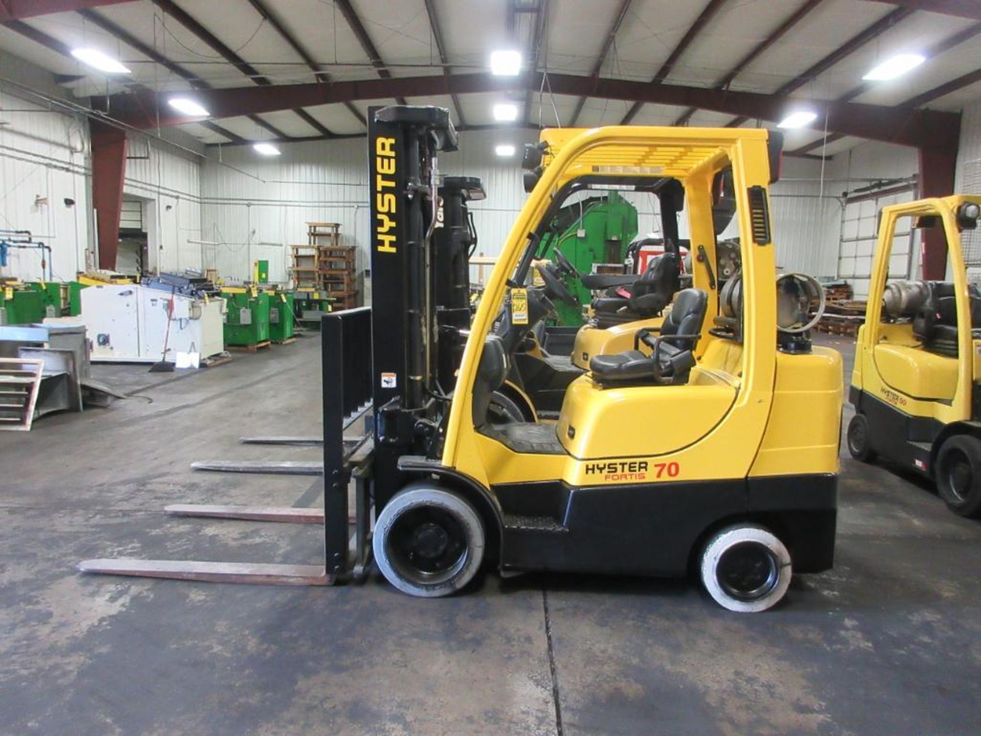 2009 HYSTER 7,000-LB. CAP. LPG FORKLIFT, 3-STAGE MAST, 187 IN. MAX. LOAD HT., CUSHION TIRES, LEVER - Image 3 of 6