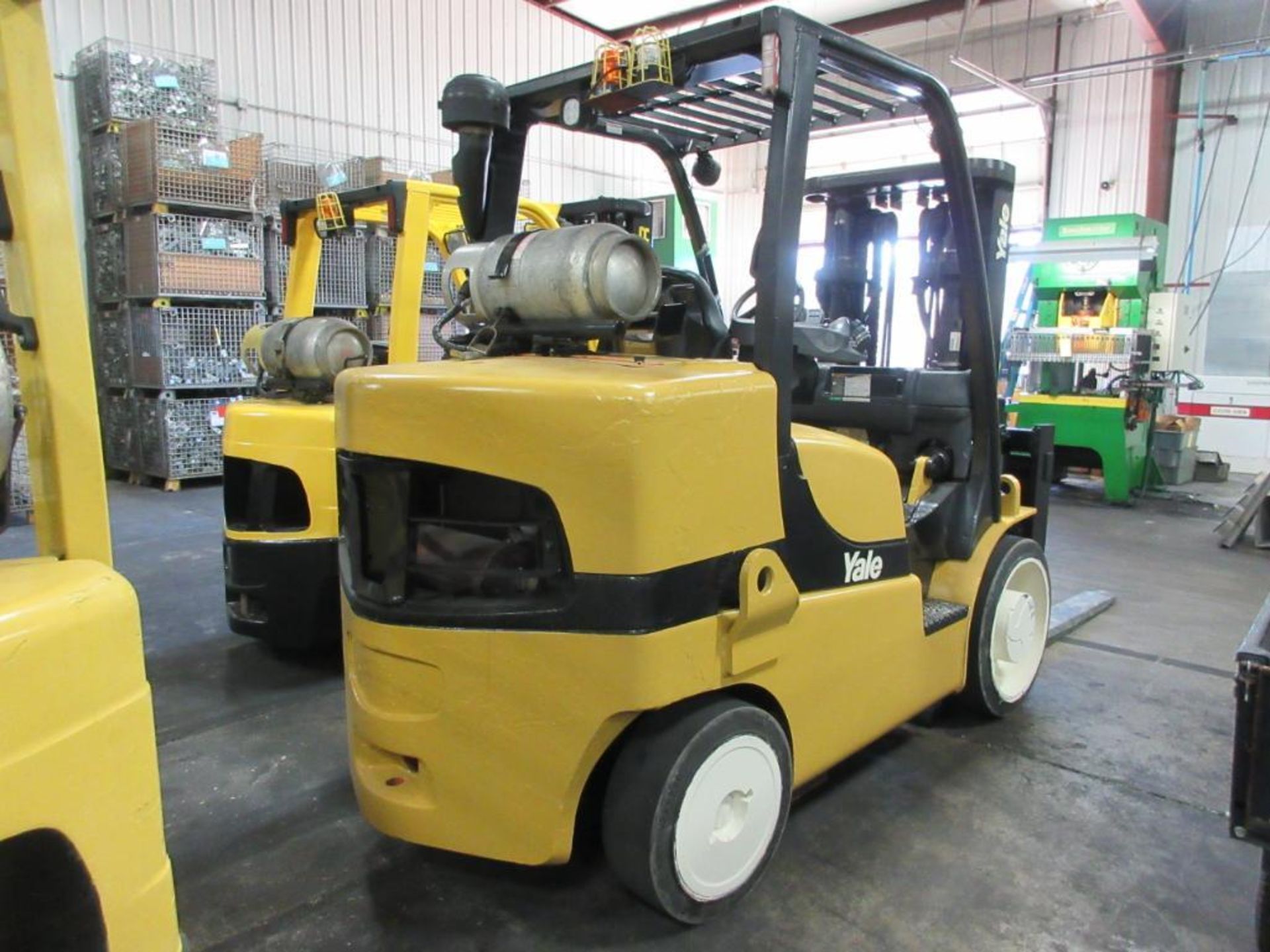 2015 YALE 15,500-LB. CAP. LPG FORKLIFT, CASCADE FORK POSITIONING CARRIAGE, 60 IN. FORKS, 94.5 IN. - Image 4 of 8