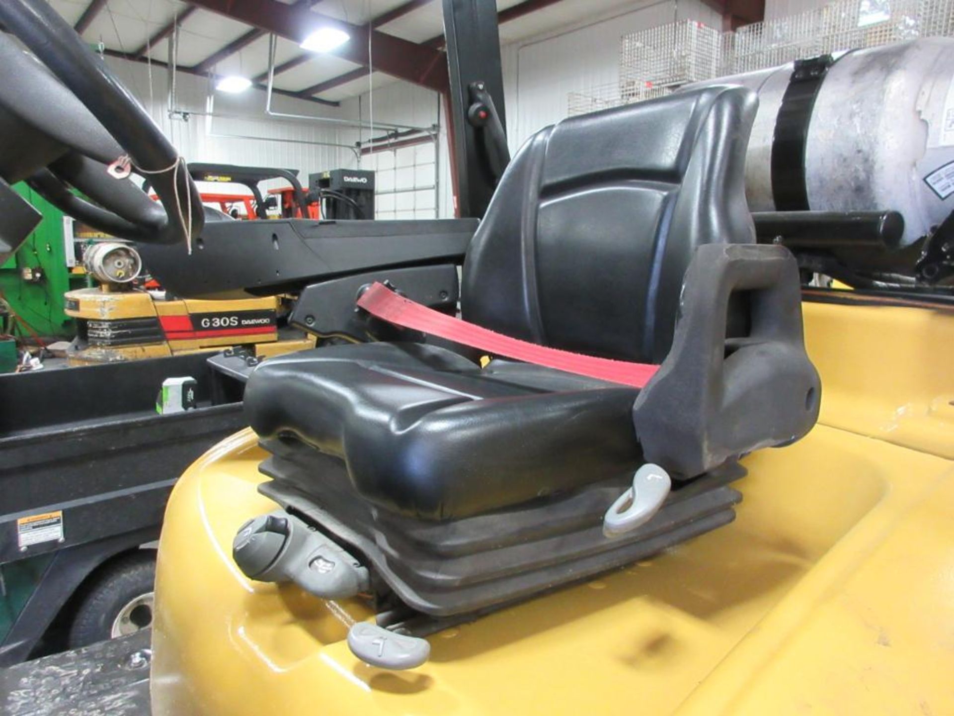 2015 YALE 15,500-LB. CAP. LPG FORKLIFT, CASCADE FORK POSITIONING CARRIAGE, 60 IN. FORKS, 94.5 IN. - Image 6 of 8