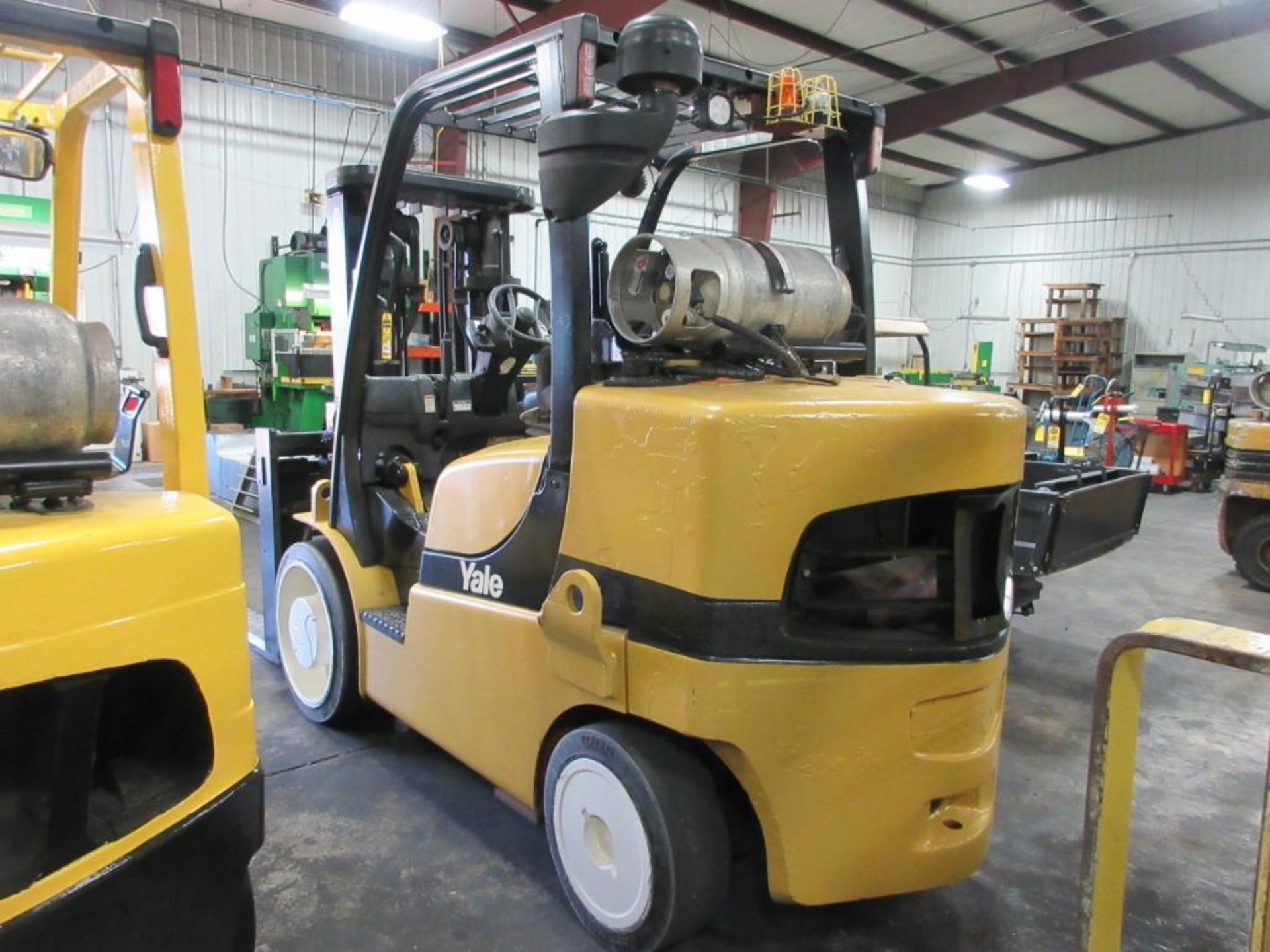 2015 YALE 15,500-LB. CAP. LPG FORKLIFT, CASCADE FORK POSITIONING CARRIAGE, 60 IN. FORKS, 94.5 IN. - Image 5 of 8