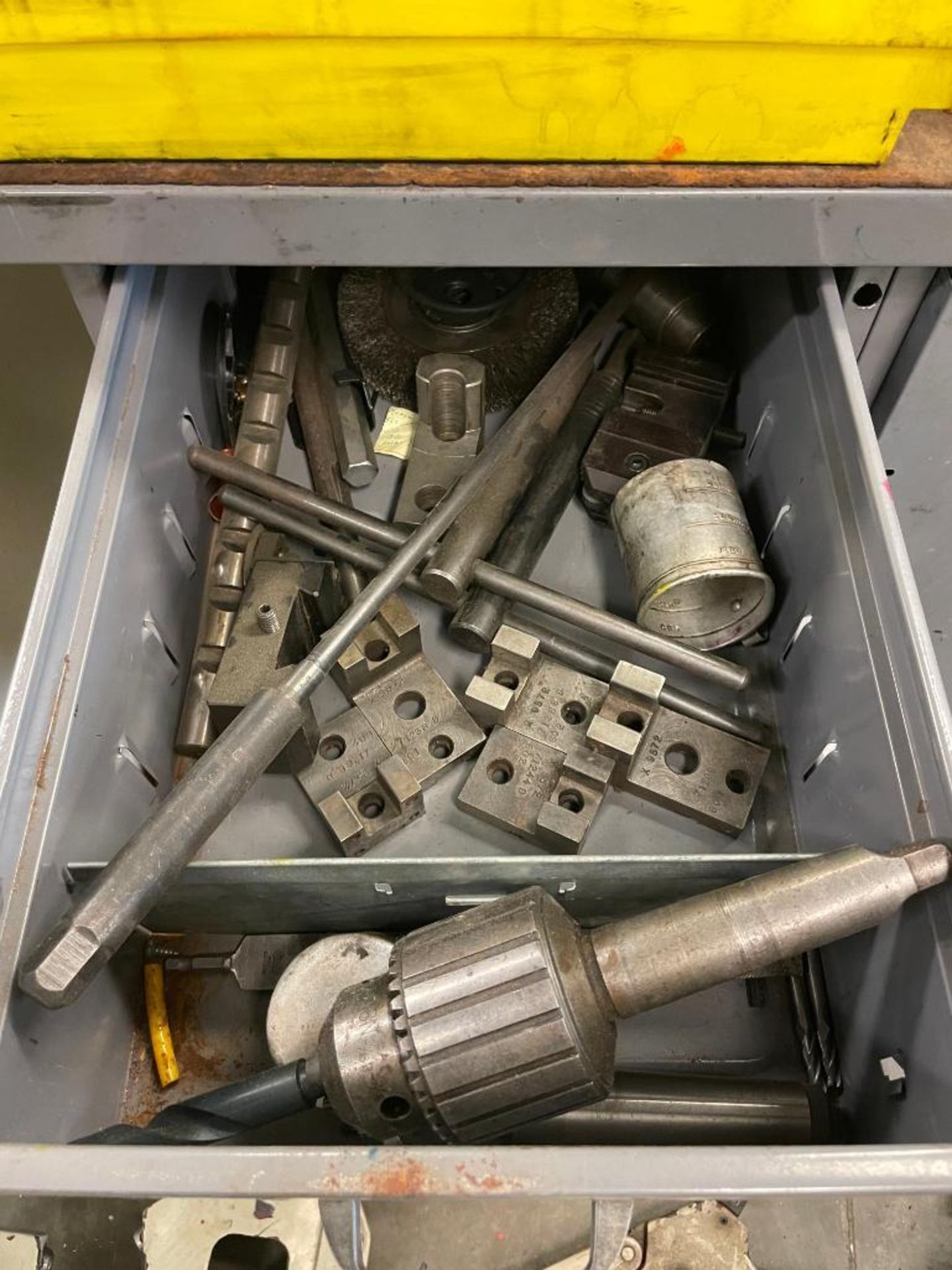 CABINET AND CONTENTS OF ASSORTED LATHE PARTS, TOOLING AND TIE DOWN BLOCKS - Image 3 of 3