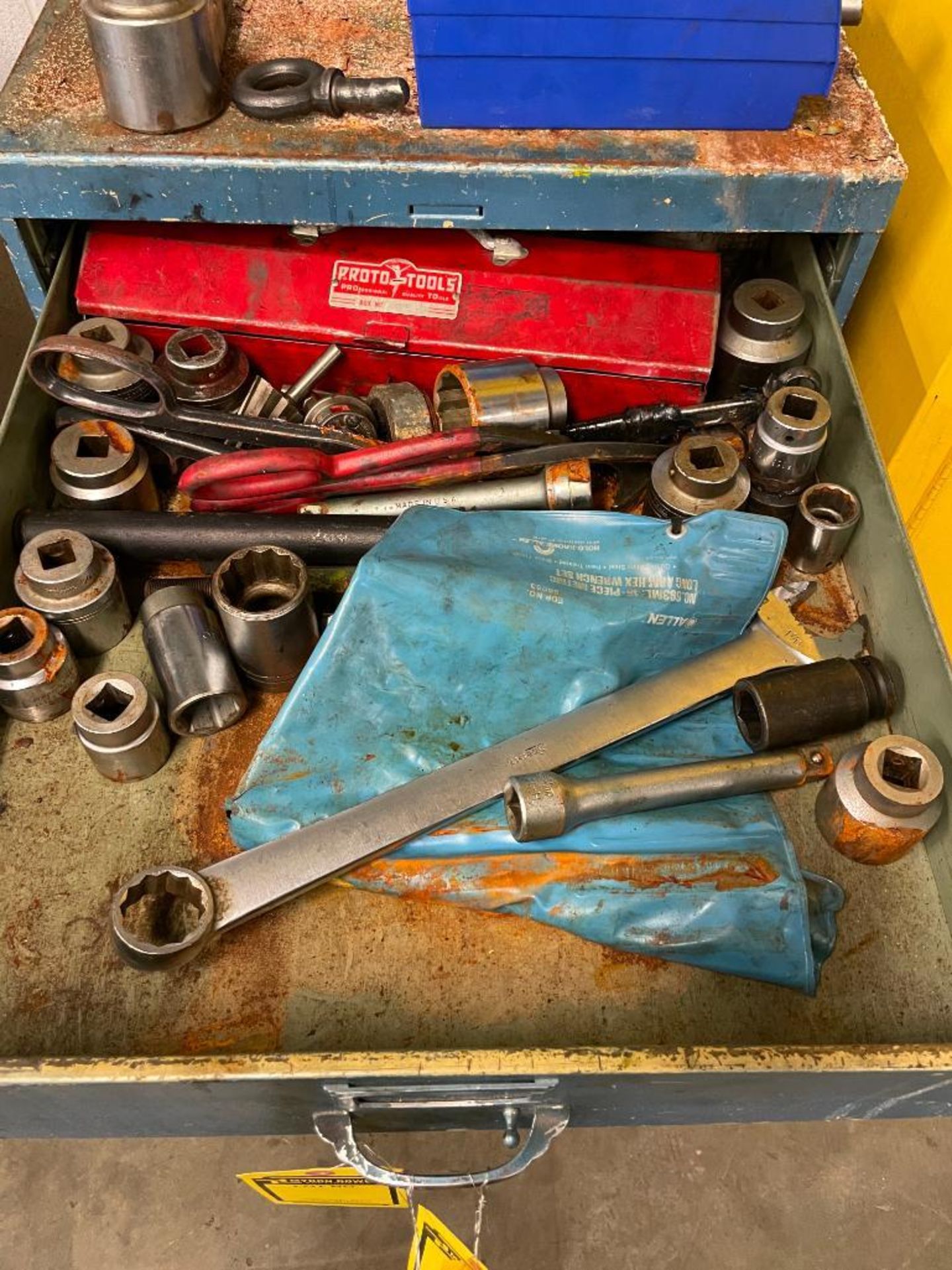 CABINET AND CONTENTS OF ASSORTED HEAVY DUTY RACHETS, SOCKETS, COMBINATION WRENCHES, OPEN END - Image 2 of 4