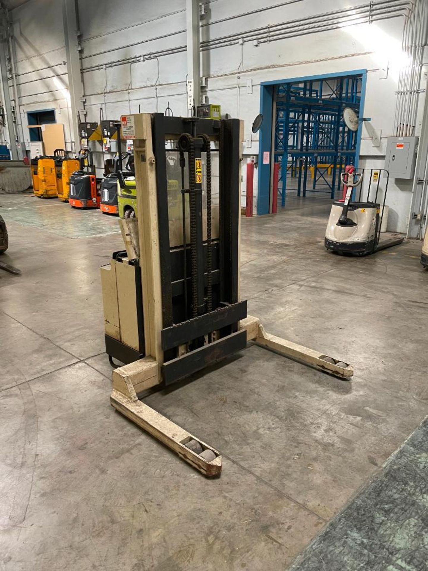 CROWN STACKER LIFT, MODEL 40WTL, S/N W-90607, 2,500 LB. LIFT CAP, 24V, HRS. N/A - Image 2 of 2