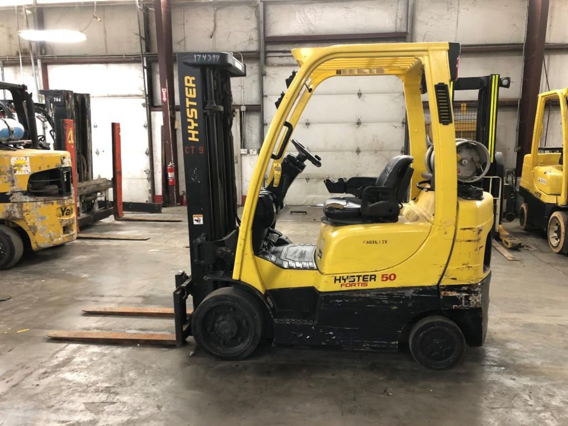 2014 HYSTER 5,000 LB. CAPACITY FORKLIFT, MODEL S50FT, LPG, FINGER CONTROLS, LEVER SHIFT TRANSMISSION