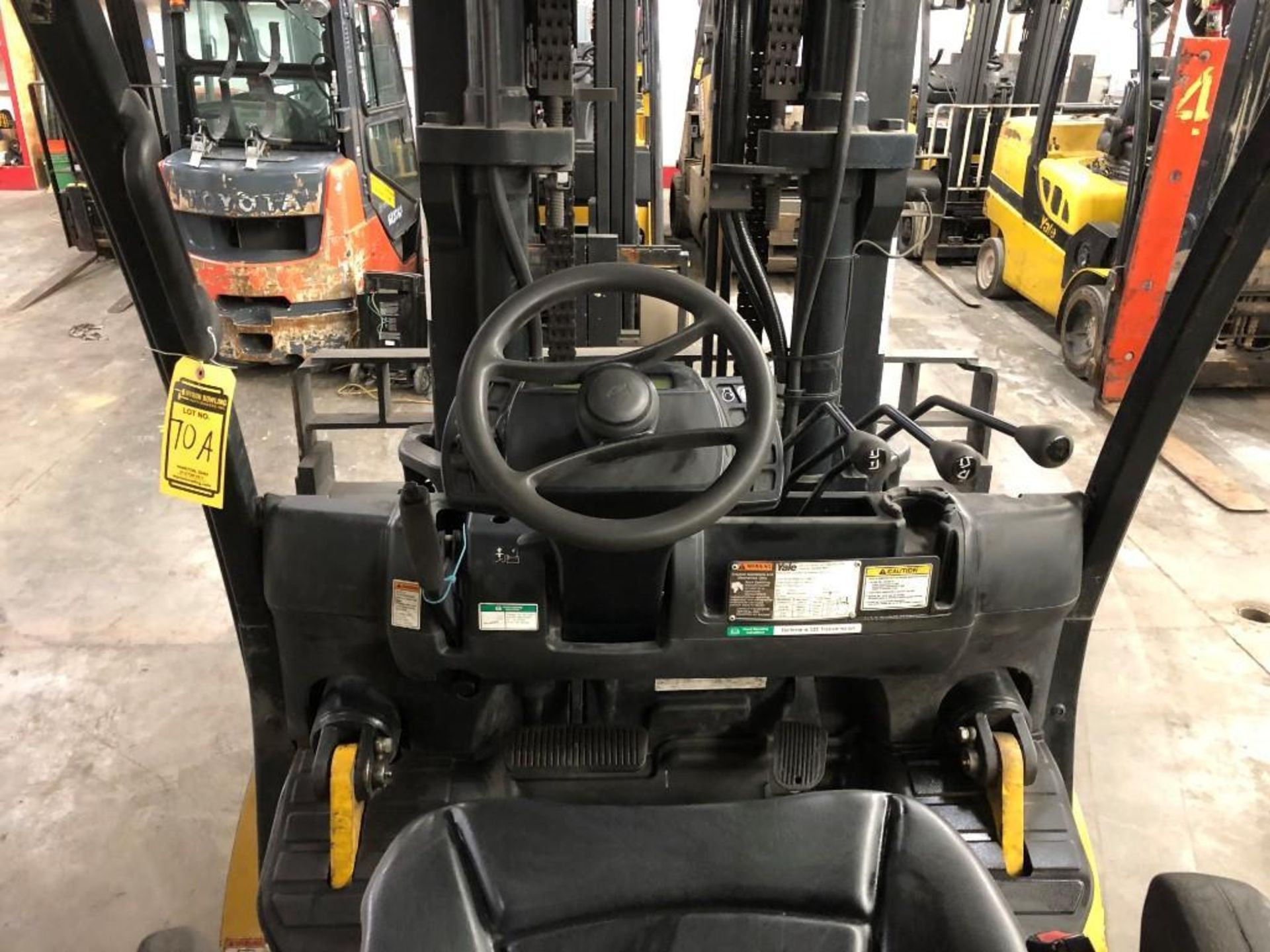 2014 YALE 15,500 LB. CAPACITY FORKLIFT, MODEL GDC155VX, LPG, LEVER SHIFT TRANSMISSION, SOLID TIRES, - Image 2 of 5