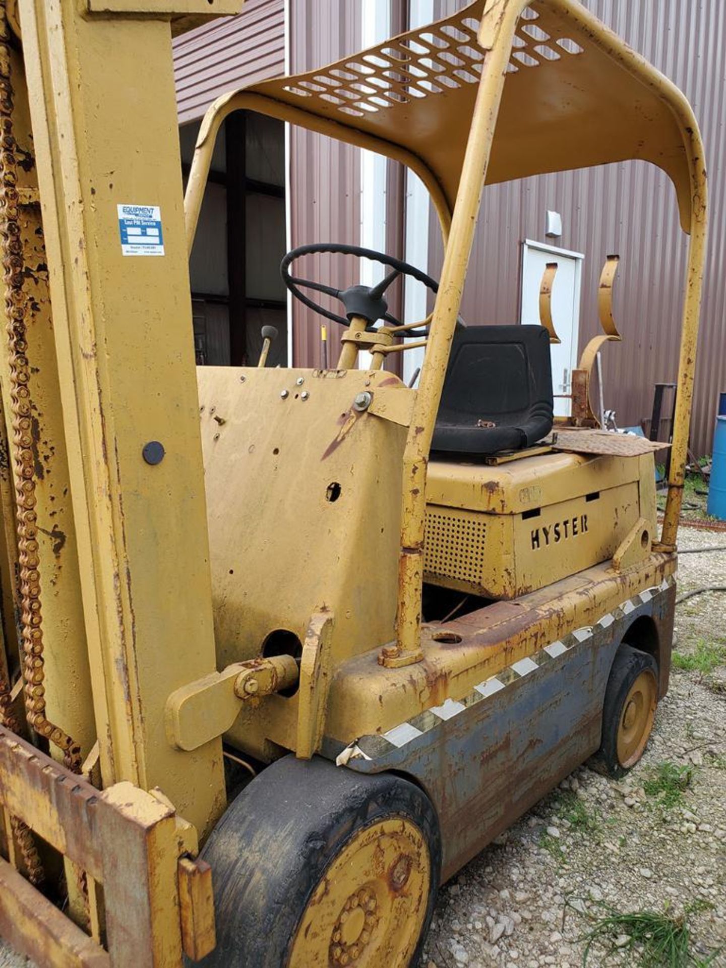 HYSTER LPG FORKLIFT; 2-STAGE MAST (NEED TRANSMISSION REPAIRS) - Image 3 of 5