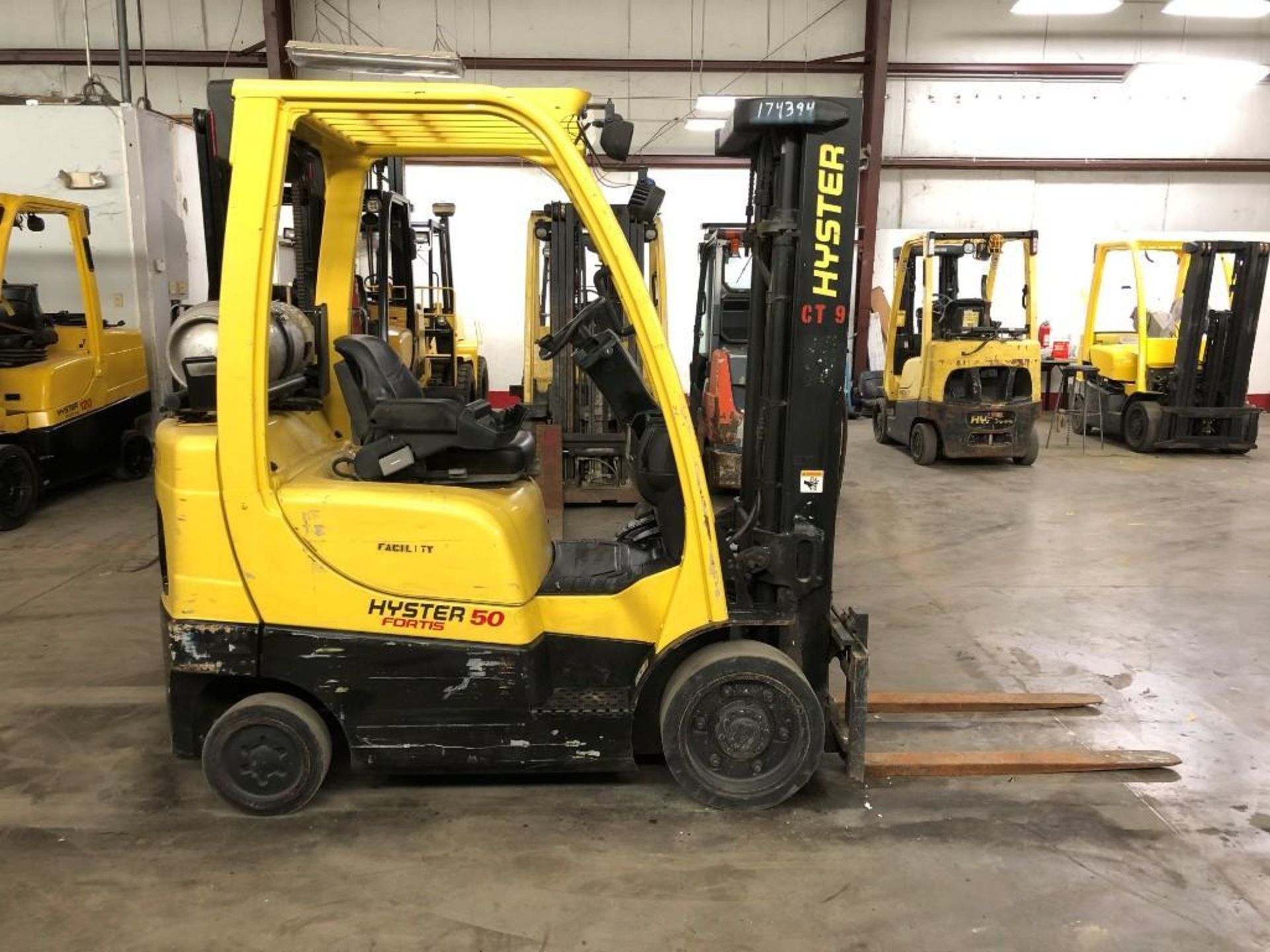 2014 HYSTER 5,000 LB. CAPACITY FORKLIFT, MODEL S50FT, LPG, FINGER CONTROLS, LEVER SHIFT TRANSMISSION - Image 4 of 5