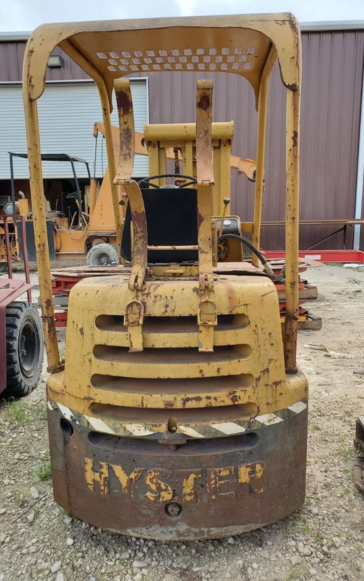 HYSTER LPG FORKLIFT; 2-STAGE MAST (NEED TRANSMISSION REPAIRS) - Image 4 of 5