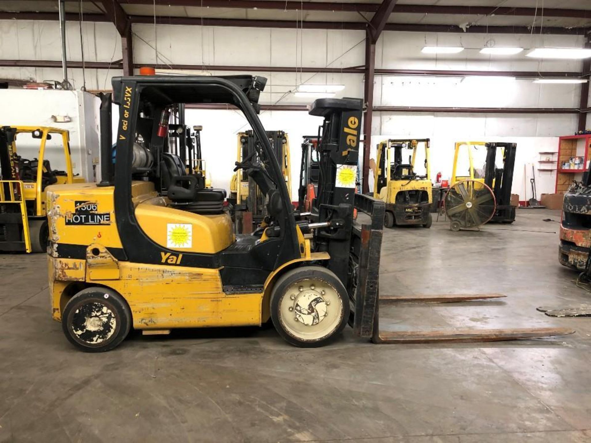 2014 YALE 15,500 LB. CAPACITY FORKLIFT, MODEL GDC155VX, LPG, LEVER SHIFT TRANSMISSION, SOLID TIRES, - Image 4 of 5