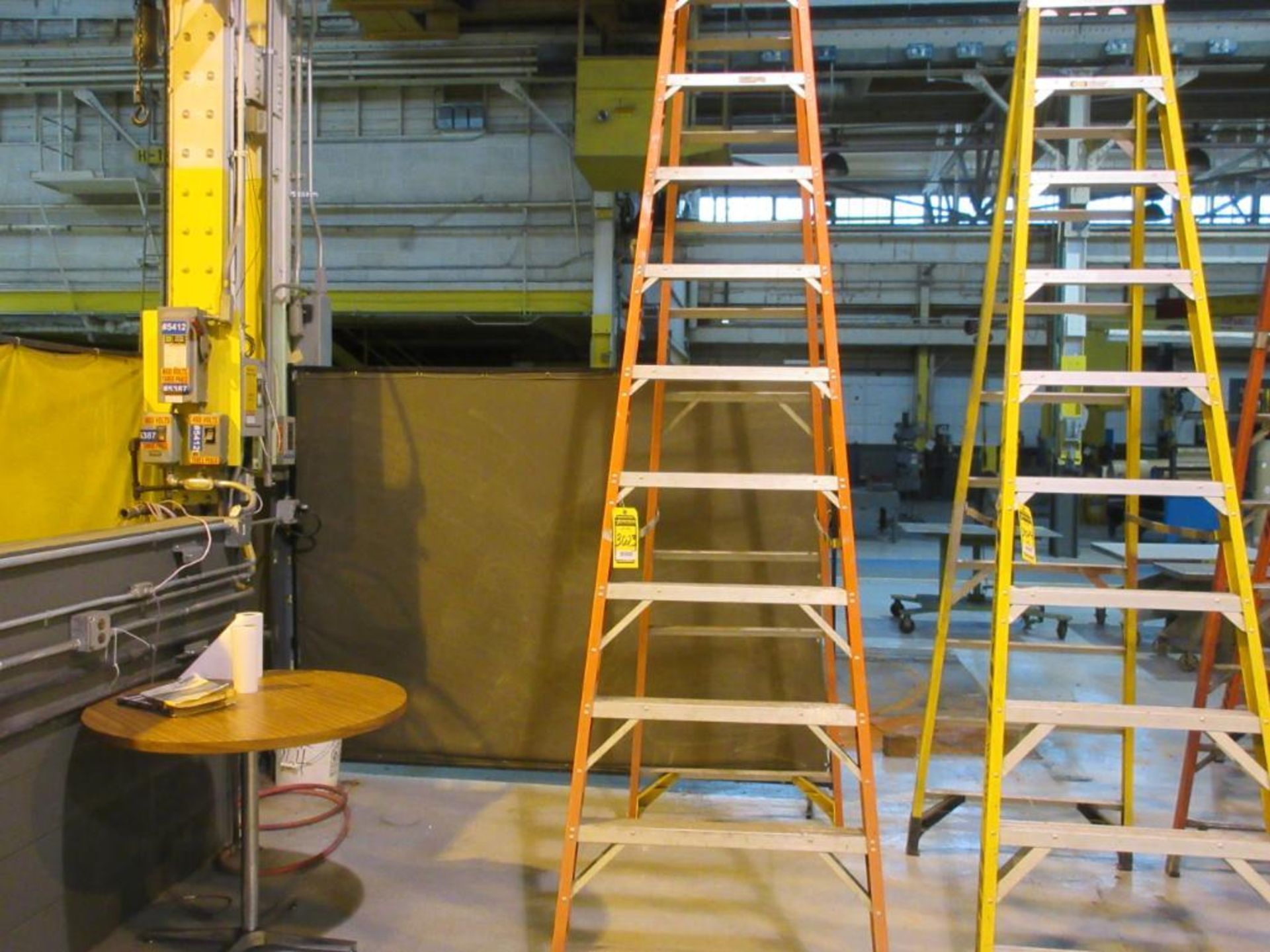 WERNER FIBERGLASS STEP LADDER, 12 FT.