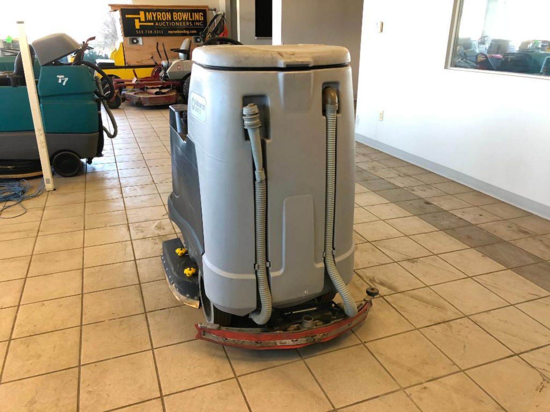 2018 ADVANCE RIDE-ON FLOOR SCRUBBER, MODEL: ADVENGER ES3400D ST, S/N: 4000117666, 24-VOLT, WEIGHT: - Image 9 of 10