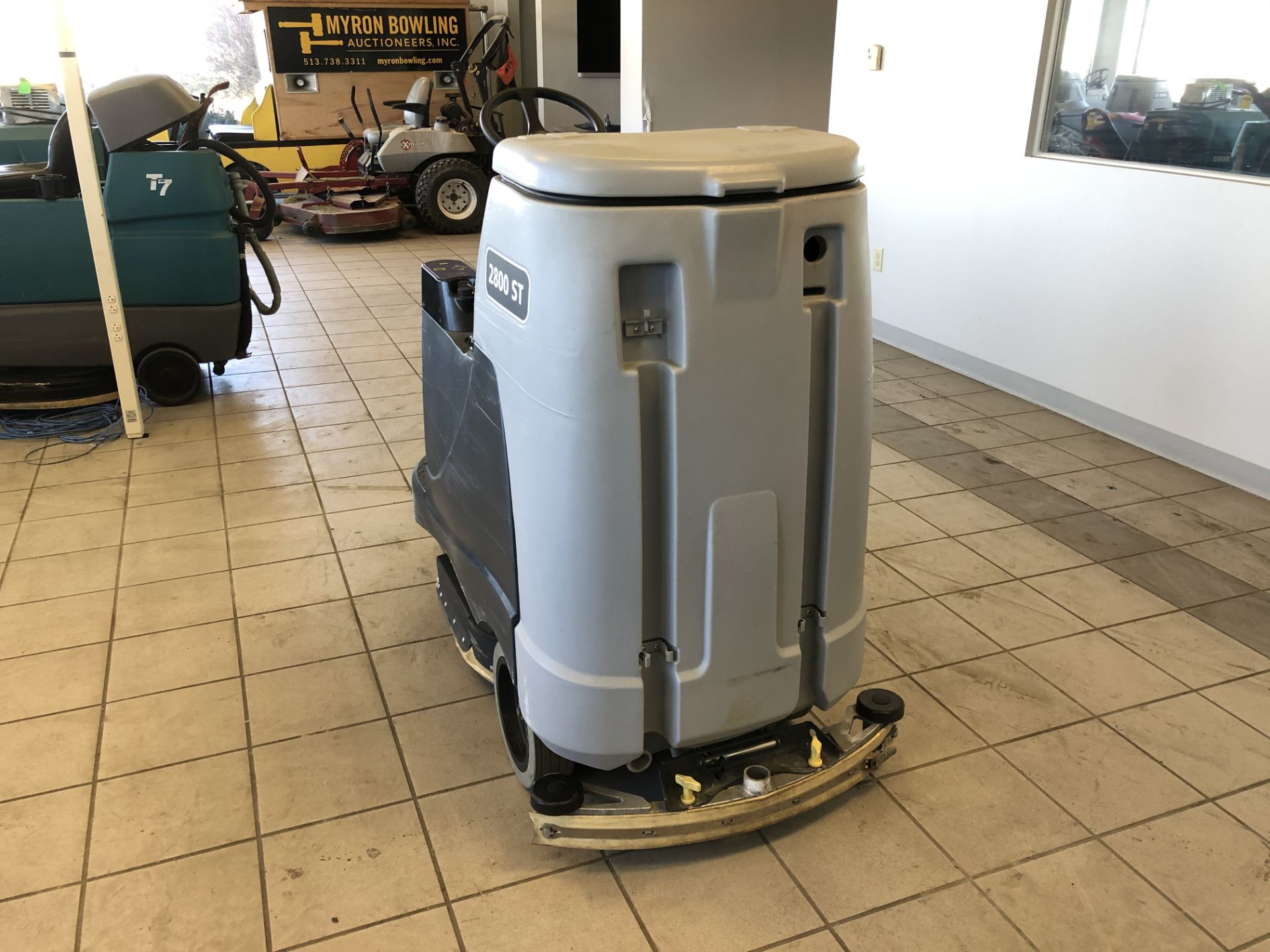 2016 ADVANCE RIDE-ON FLOOR SCRUBBER, MODEL: ADVENGER 2800 ST, S/N: 4000115248, 24-VOLT, WEIGHT: 1, - Image 6 of 10