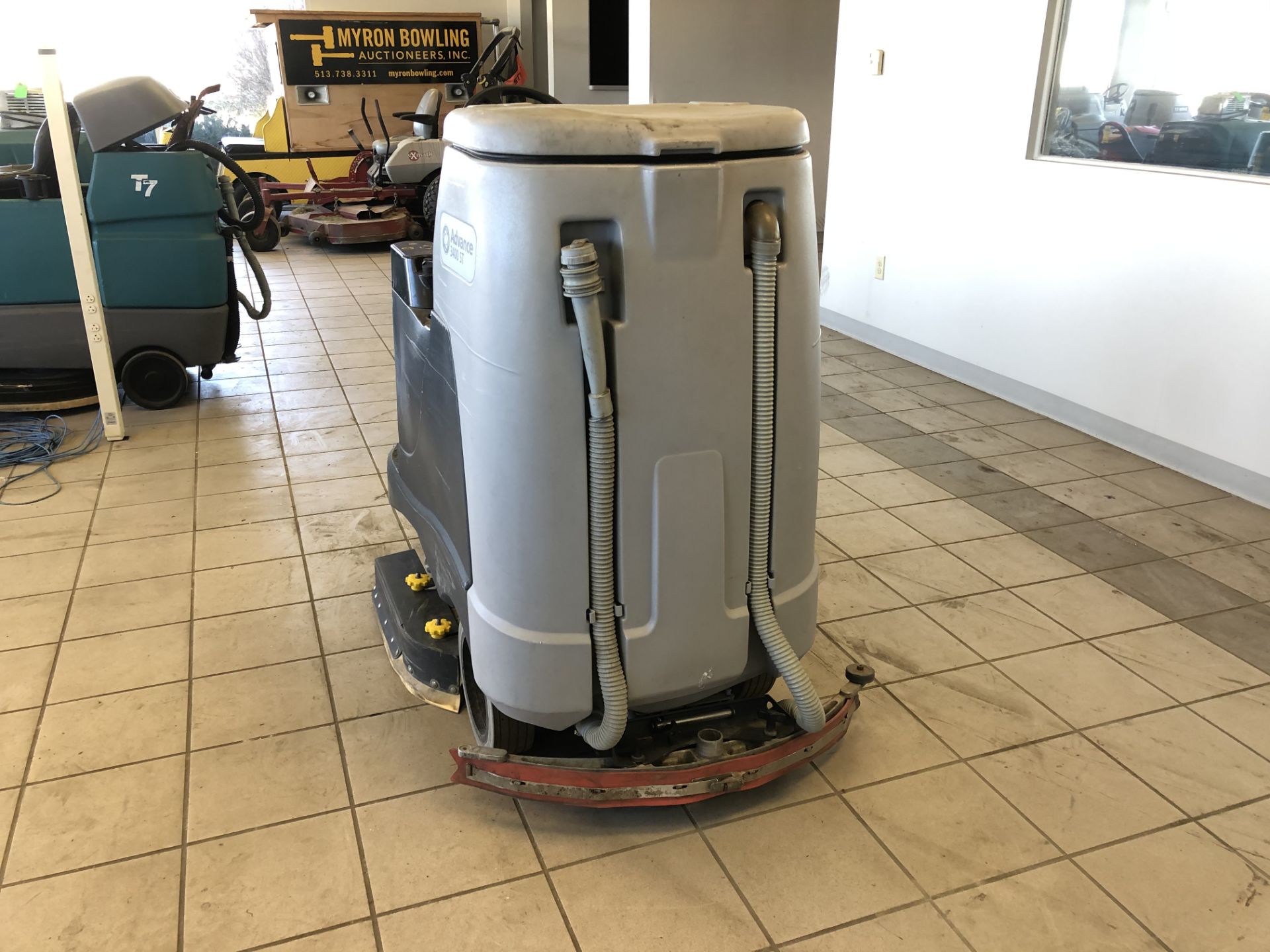 2018 ADVANCE RIDE-ON FLOOR SCRUBBER, MODEL: ADVENGER ES3400D ST, S/N: 4000117666, 24-VOLT, WEIGHT: - Image 6 of 10