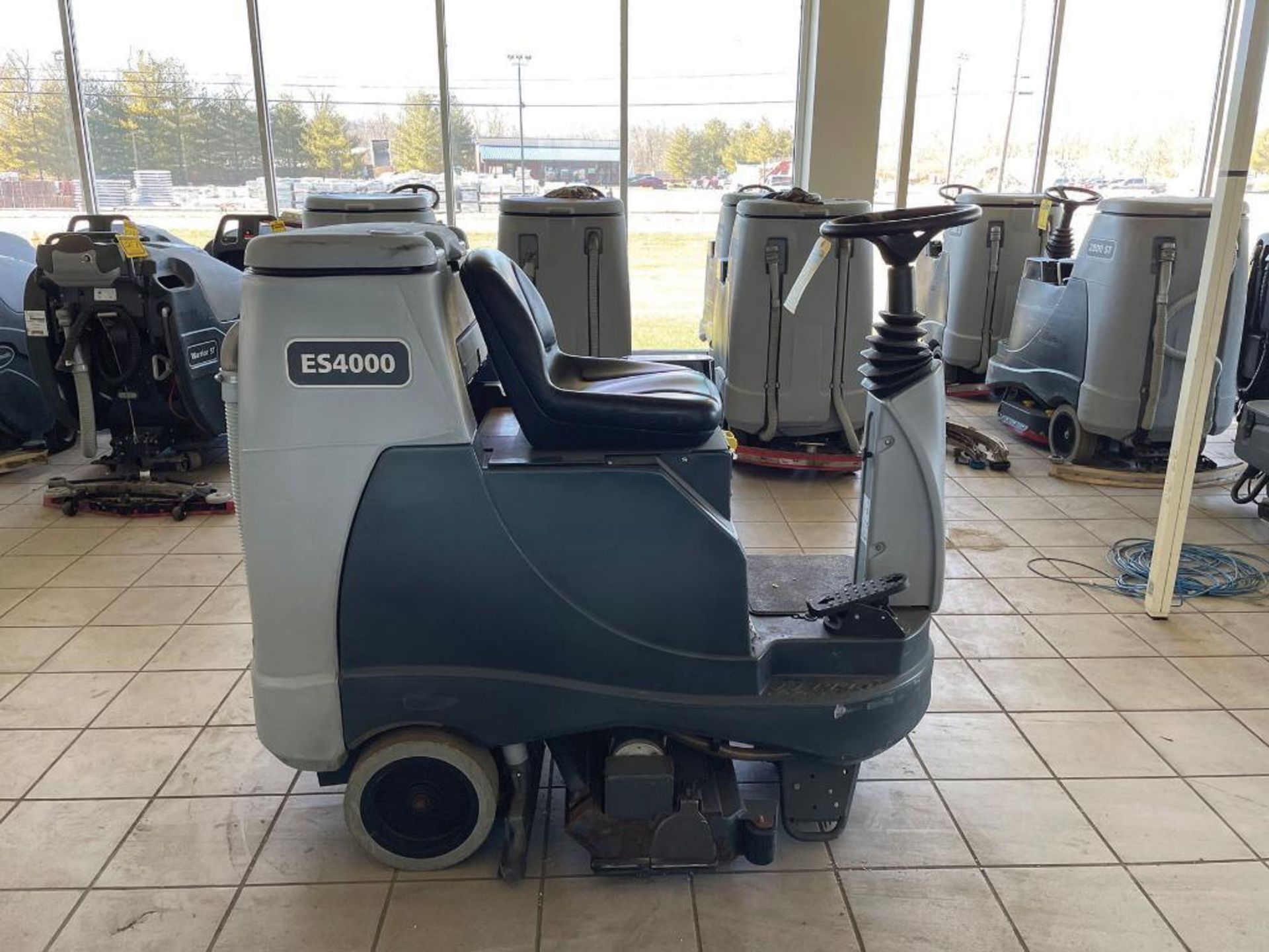 2016 ADVANCE RIDE-ON FLOOR SCRUBBER, MODEL: ES4000, S/N: N4000095933, 24-VOLT, WEIGHT: 1,447-LBS., - Image 3 of 5