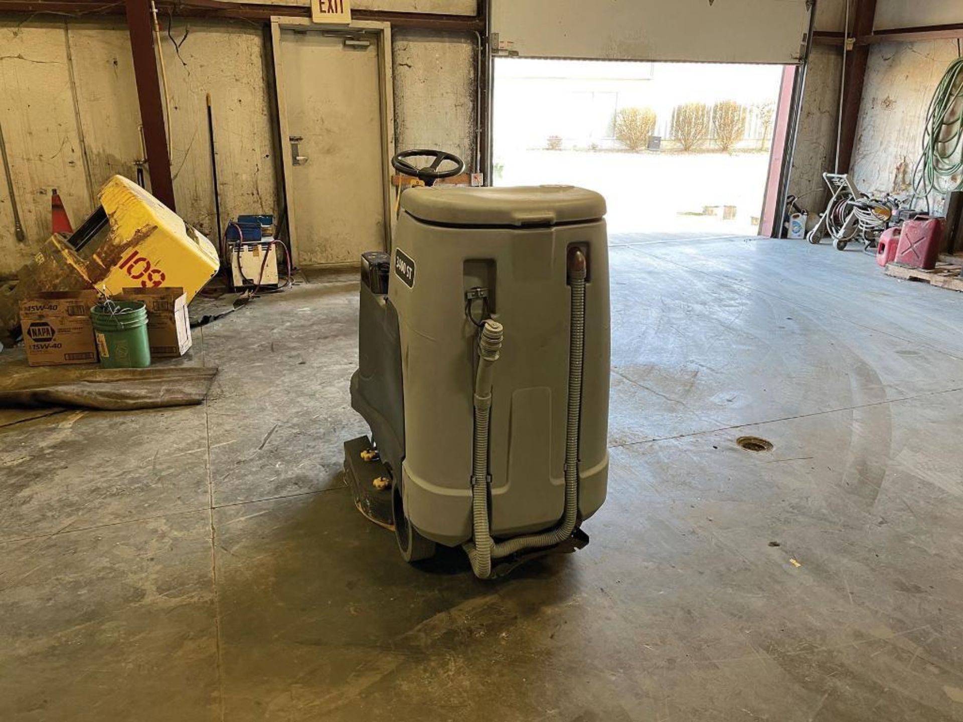 2015 ADVANCE RIDE-ON FLOOR SCRUBBER, MODEL: ADVENGER 3400D ST, S/N: 4000117166, 24-VOLT, WEIGHT: 1, - Image 4 of 5