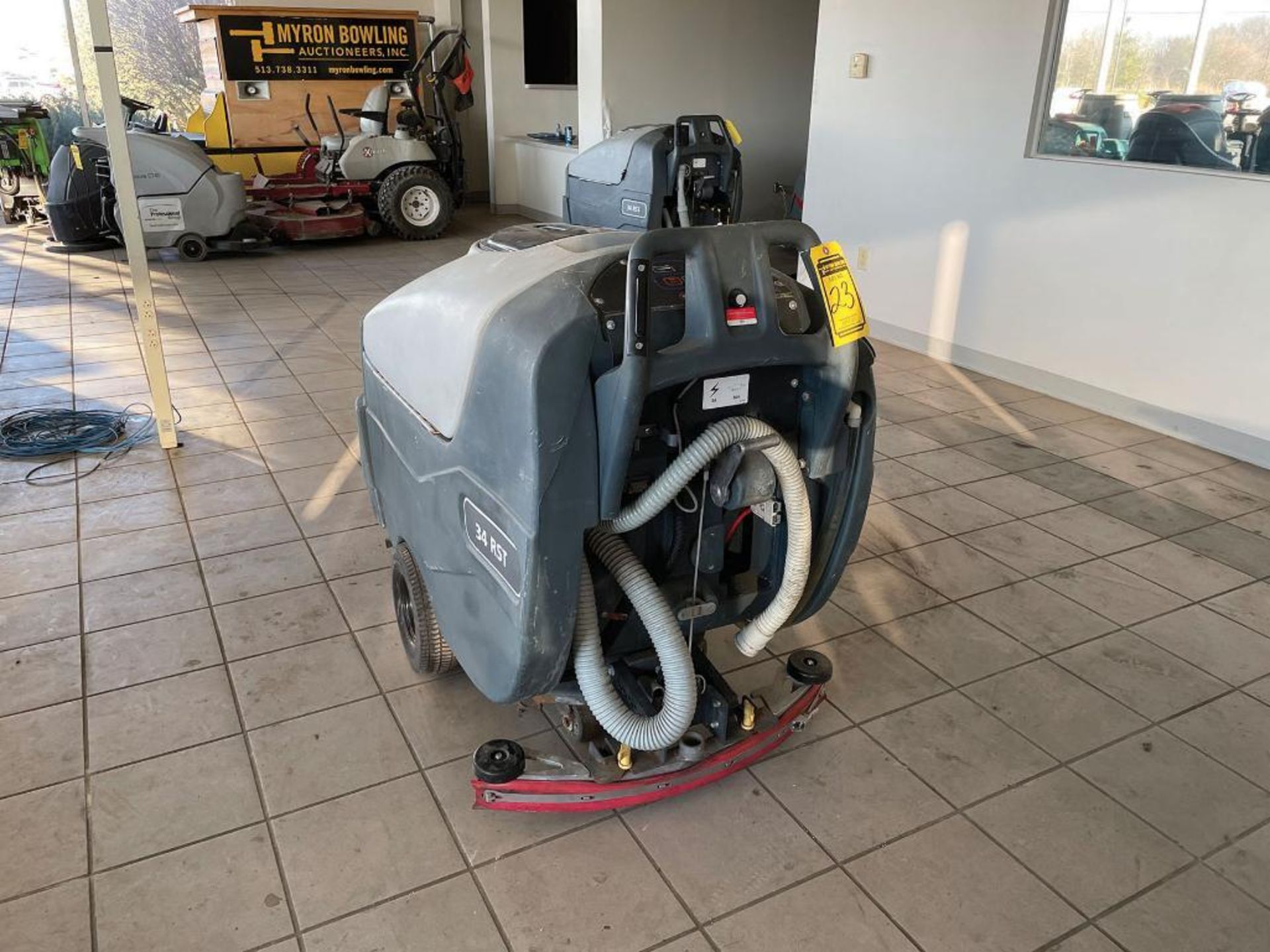 ADVANCE WALK-BEHIND FLOOR SCRUBBER, MODEL: 34 RST, S/N: N4000029108, 36-VOLT - NO BATTERIES, 30- - Image 4 of 5