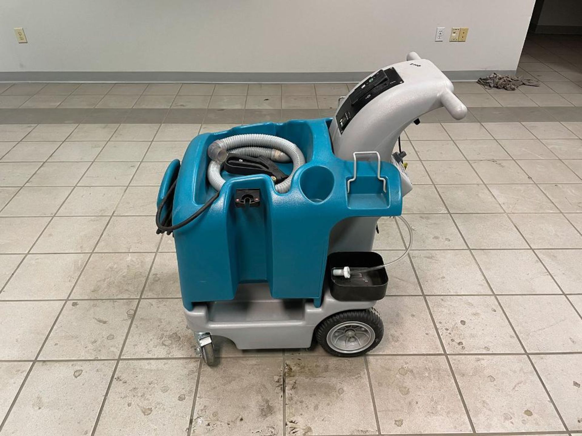 ICS 8900 SELF-CONTAINED PORTABLE CLEANING SYSTEM