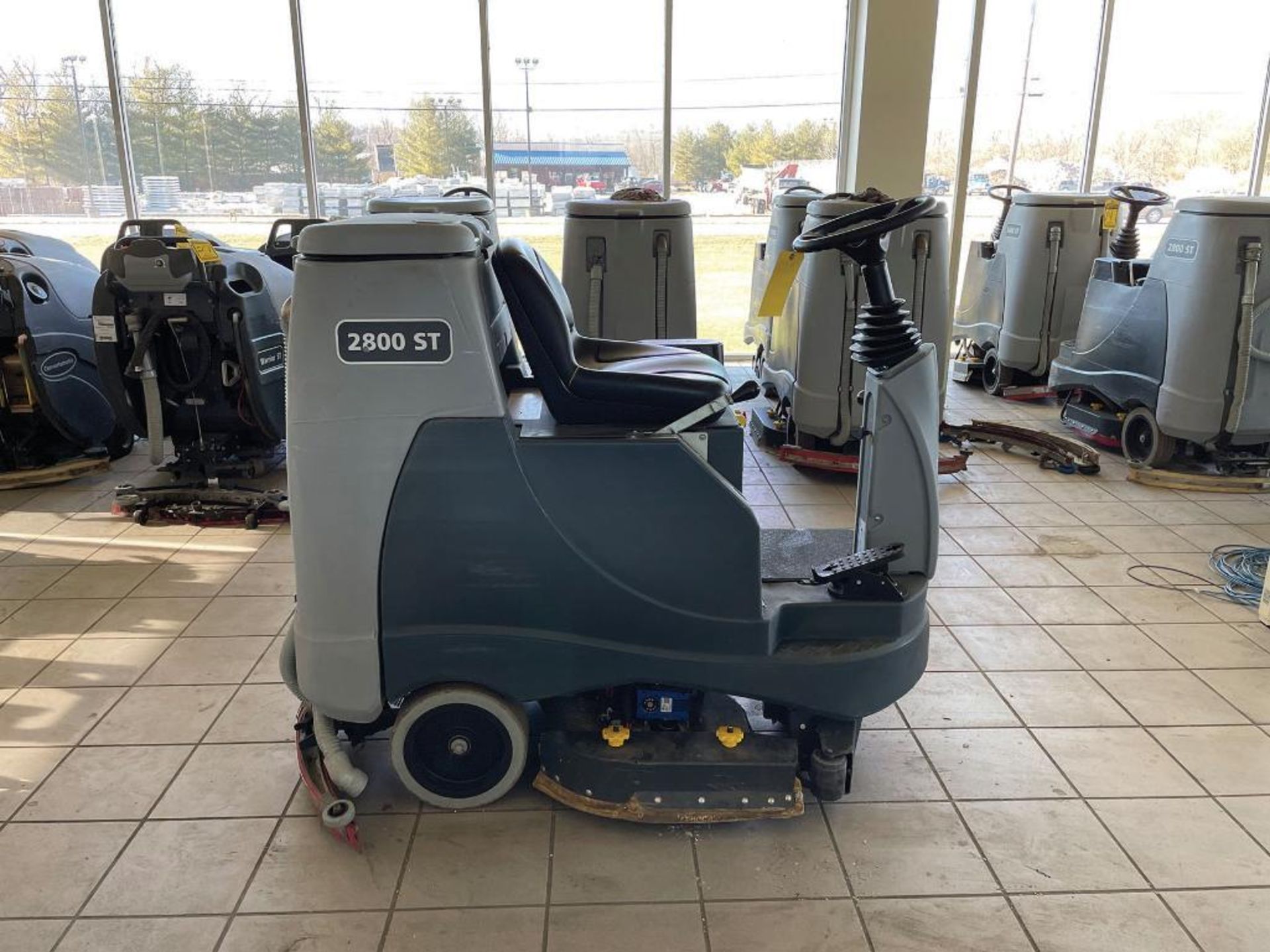 2015 ADVANCE RIDE-ON FLOOR SCRUBBER, MODEL: ADVENGER 2800 ST, S/N: 3000178227, 24-VOLT, WEIGHT: 1, - Image 3 of 5