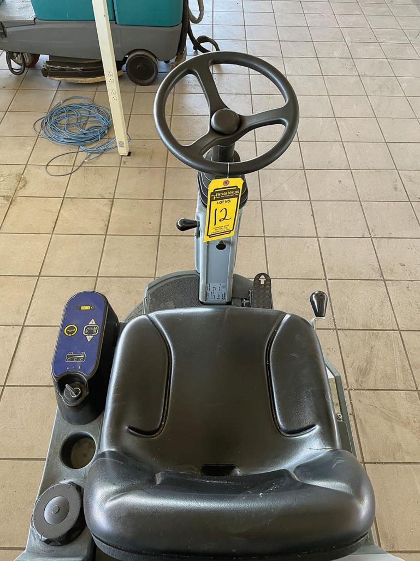 2015 ADVANCE RIDE-ON FLOOR SCRUBBER, MODEL: ADVENGER 2800 ST, S/N: 3000178227, 24-VOLT, WEIGHT: 1, - Image 5 of 5