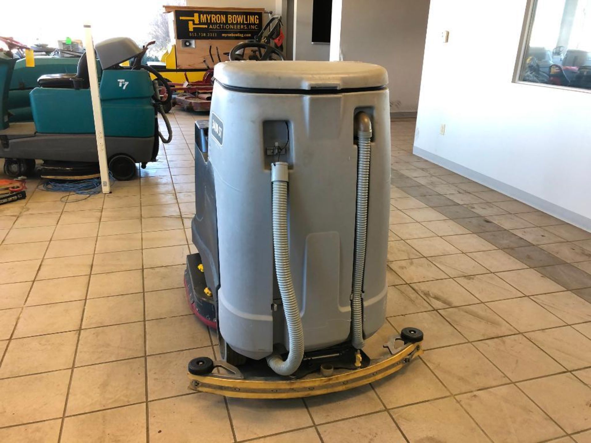 2016 ADVANCE RIDE-ON FLOOR SCRUBBER, MODEL: ADVENGER ES3400D ST, S/N: 4000117324, 24-VOLT, WEIGHT: - Image 9 of 10