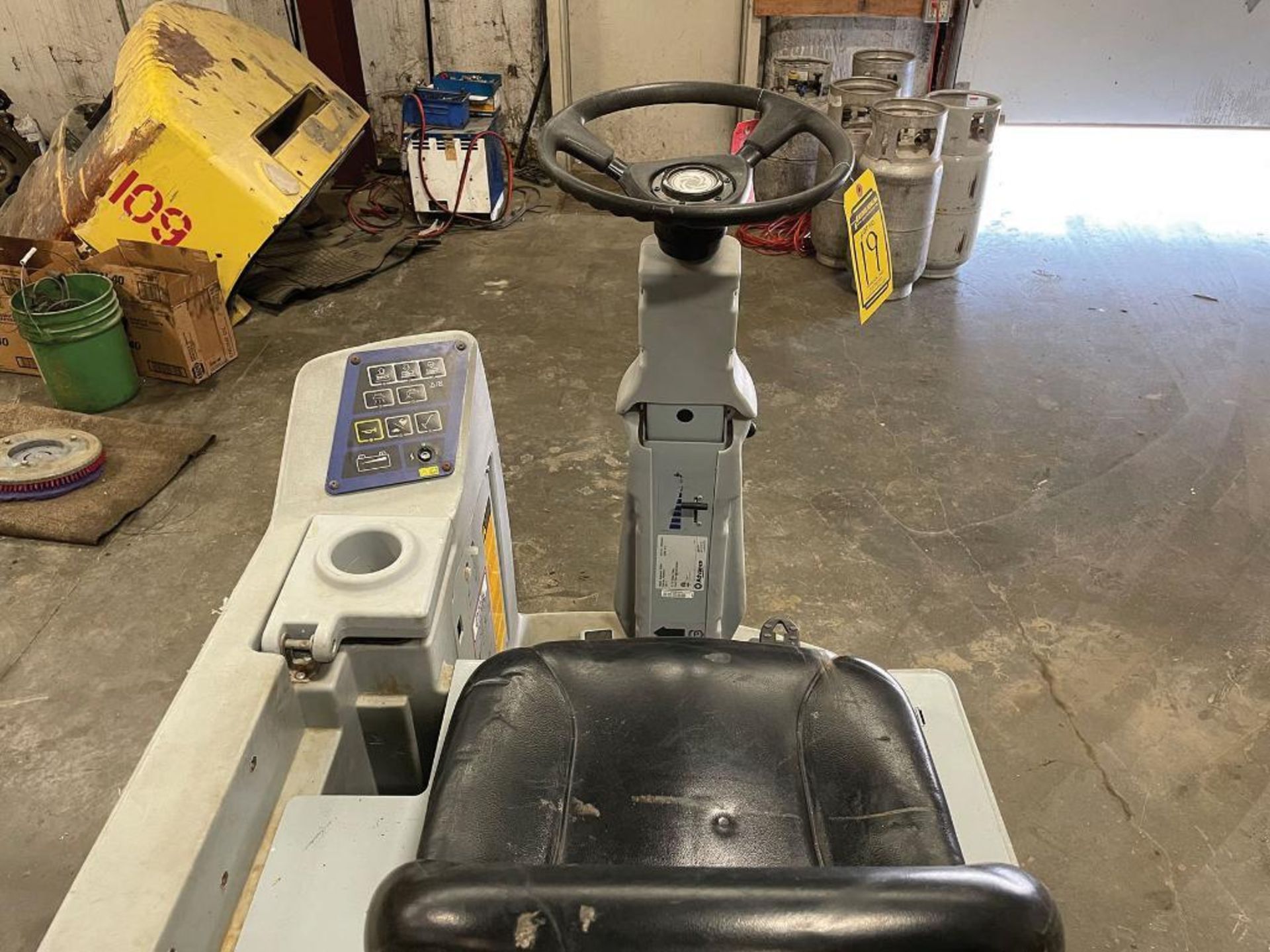 ADVANCE RIDE-ON FLOOR SCRUBBER, MODEL: ADGRESSOR 3820D, S/N: 1000048044, NO BATTERIES, PARTS ONLY - Image 5 of 5