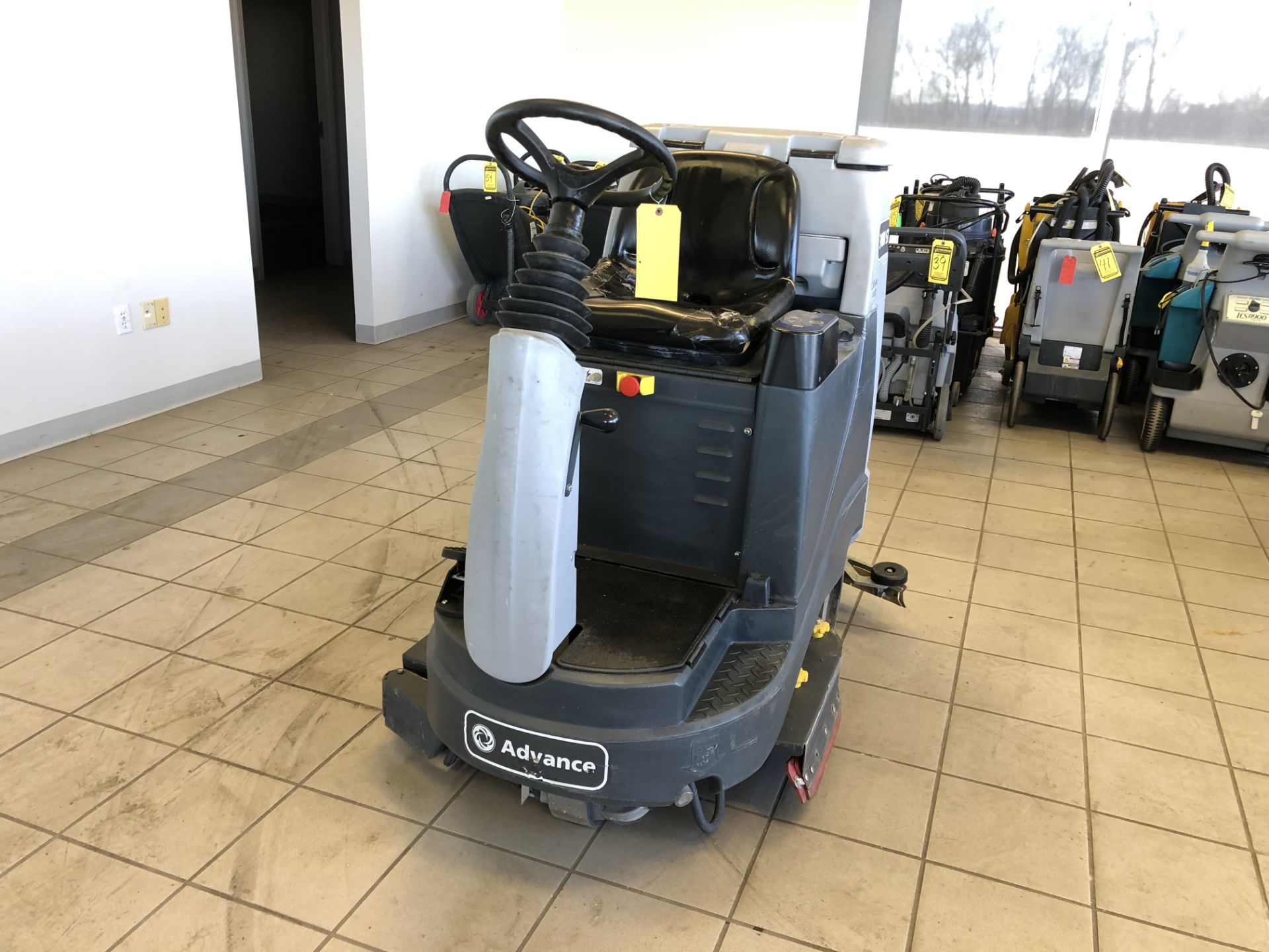 2016 ADVANCE RIDE-ON FLOOR SCRUBBER, MODEL: ADVENGER ES3400D ST, S/N: 4000117324, 24-VOLT, WEIGHT: - Image 2 of 10