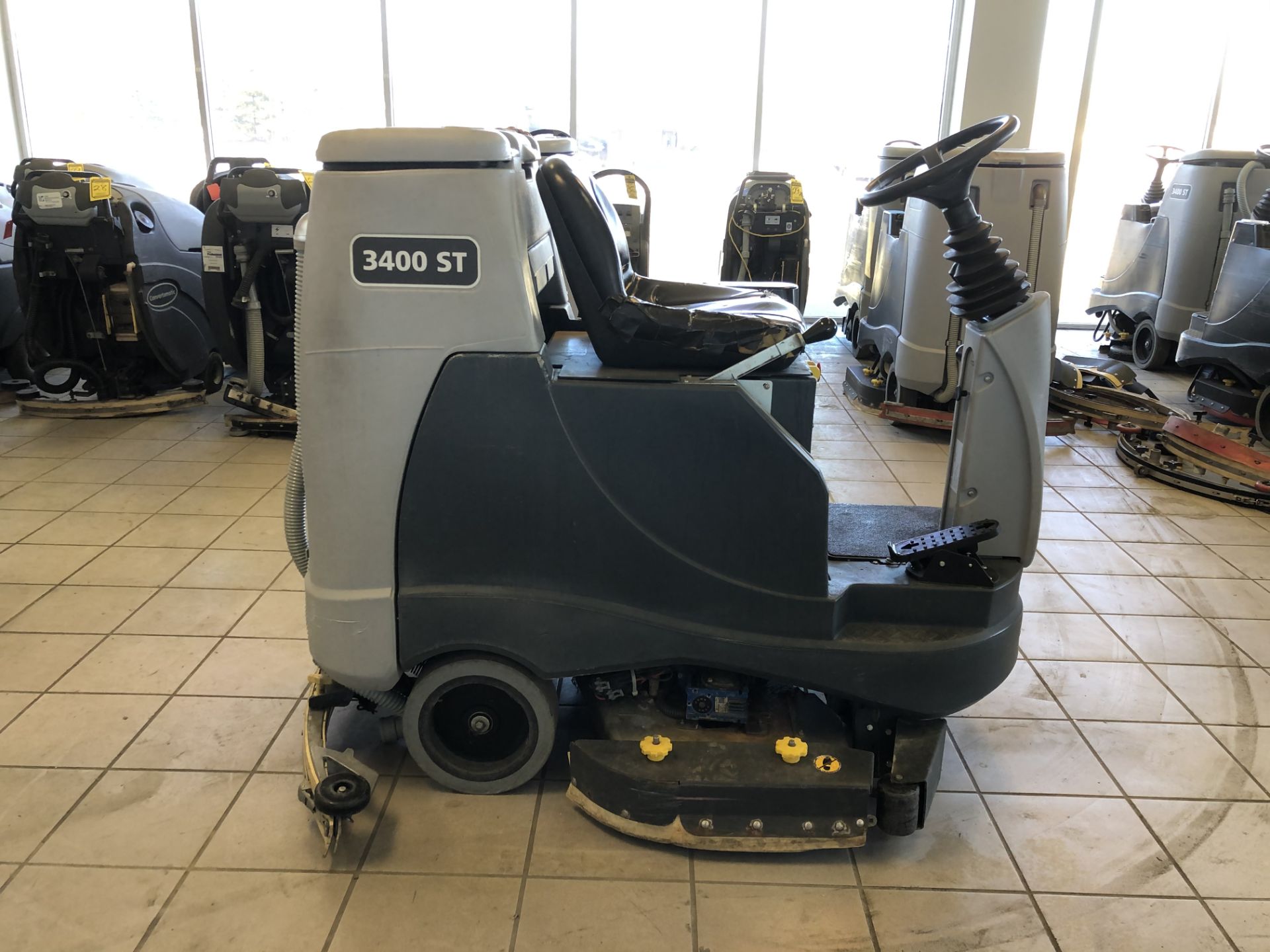 2016 ADVANCE RIDE-ON FLOOR SCRUBBER, MODEL: ADVENGER ES3400D ST, S/N: 4000117324, 24-VOLT, WEIGHT: - Image 4 of 10