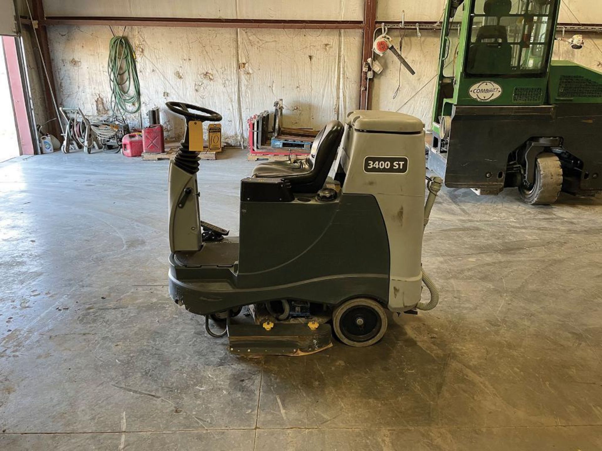 2015 ADVANCE RIDE-ON FLOOR SCRUBBER, MODEL: ADVENGER 3400D ST, S/N: 4000117166, 24-VOLT, WEIGHT: 1,