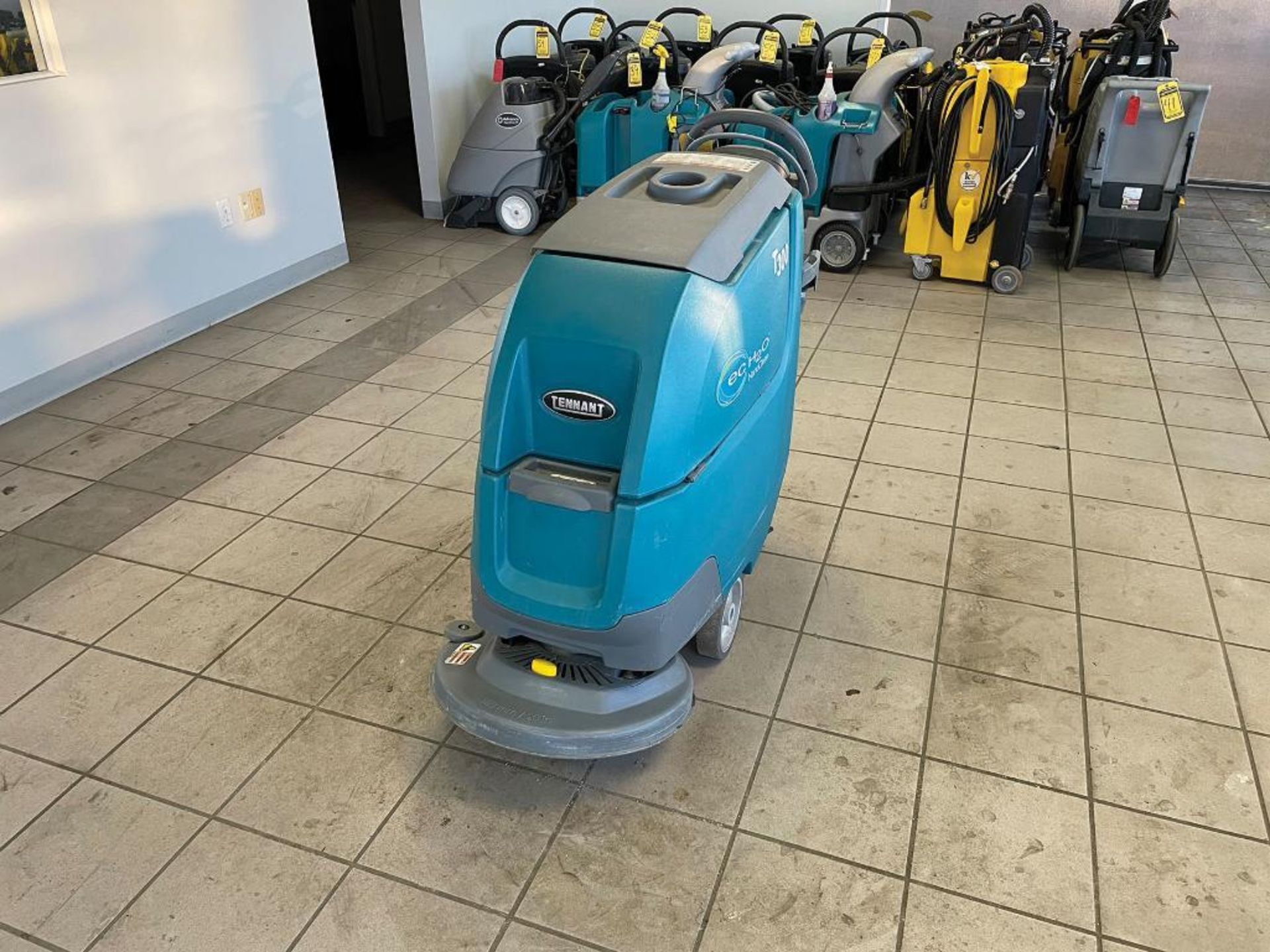 2015 TENNANT WALK-BEHIND FLOOR SWEEPER, MODEL: T300, S/N: T300-10738691, 24-VOLT, 11-GALLON TANK - Image 2 of 5