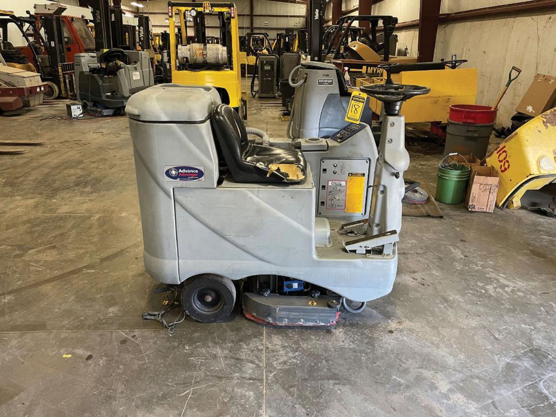 ADVANCE RIDE-ON FLOOR SCRUBBER, MODEL: ADVENGER 2600D, S/N: 1832010, 24-VOLT, WEIGHT: 1,385-LBS. - Image 3 of 5