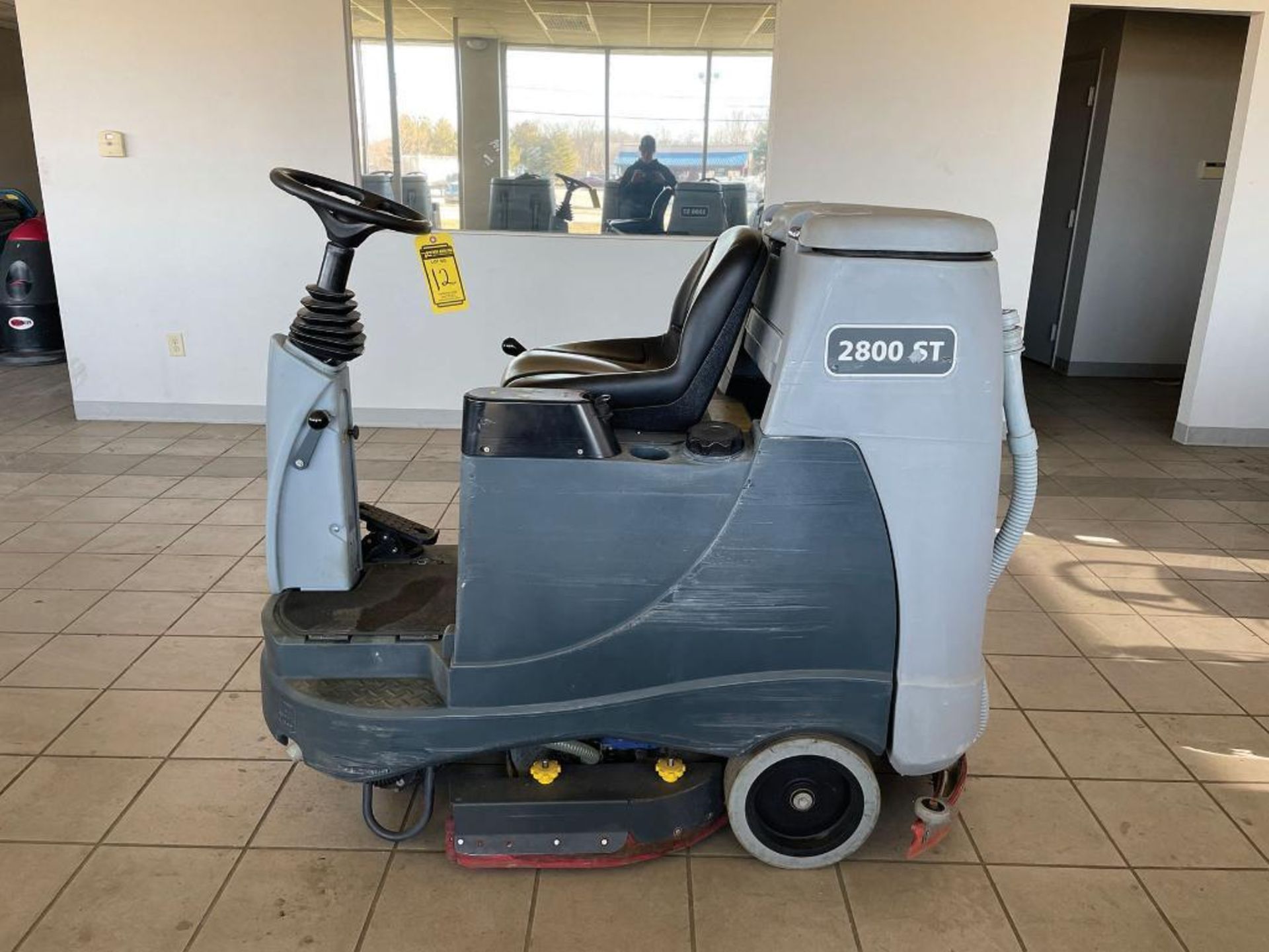 2015 ADVANCE RIDE-ON FLOOR SCRUBBER, MODEL: ADVENGER 2800 ST, S/N: 3000178227, 24-VOLT, WEIGHT: 1,