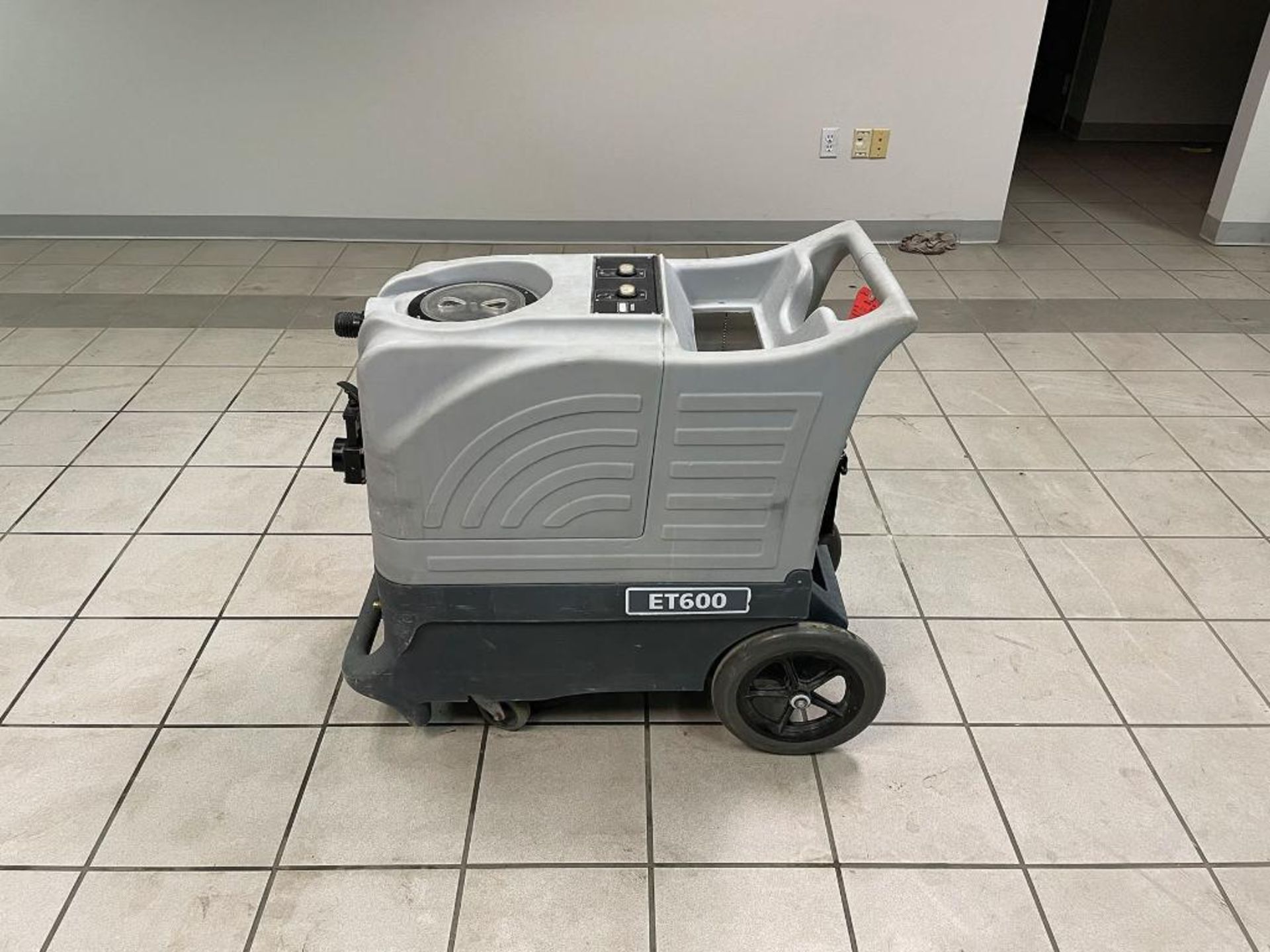 ADVANCE CARPET EXTRACTOR, MODEL: ET600-10, S/N: N4000031761, UNIT LEAKS