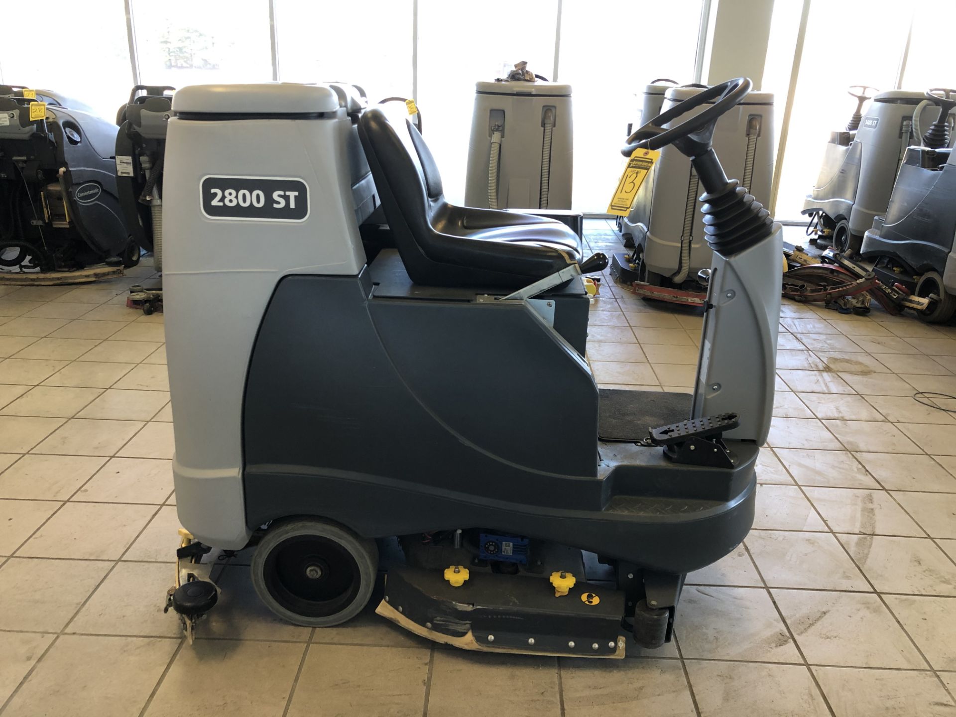 2016 ADVANCE RIDE-ON FLOOR SCRUBBER, MODEL: ADVENGER 2800 ST, S/N: 4000115248, 24-VOLT, WEIGHT: 1, - Image 4 of 10