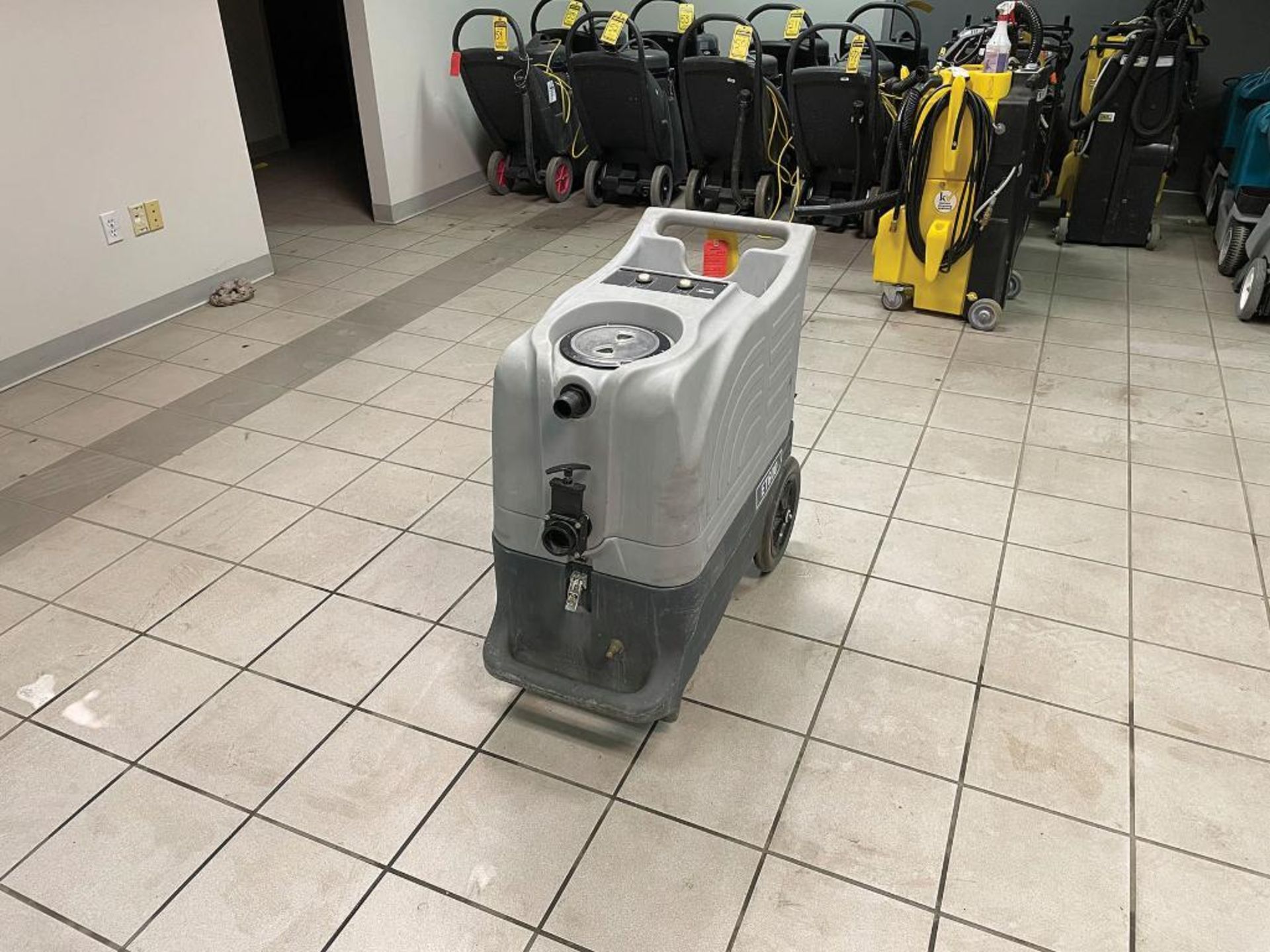 ADVANCE CARPET EXTRACTOR, MODEL: ET600-10, S/N: N4000031761, UNIT LEAKS - Image 2 of 5