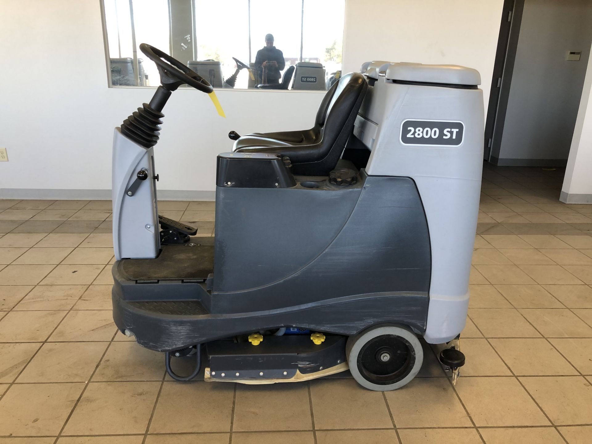 2016 ADVANCE RIDE-ON FLOOR SCRUBBER, MODEL: ADVENGER 2800 ST, S/N: 4000115248, 24-VOLT, WEIGHT: 1,