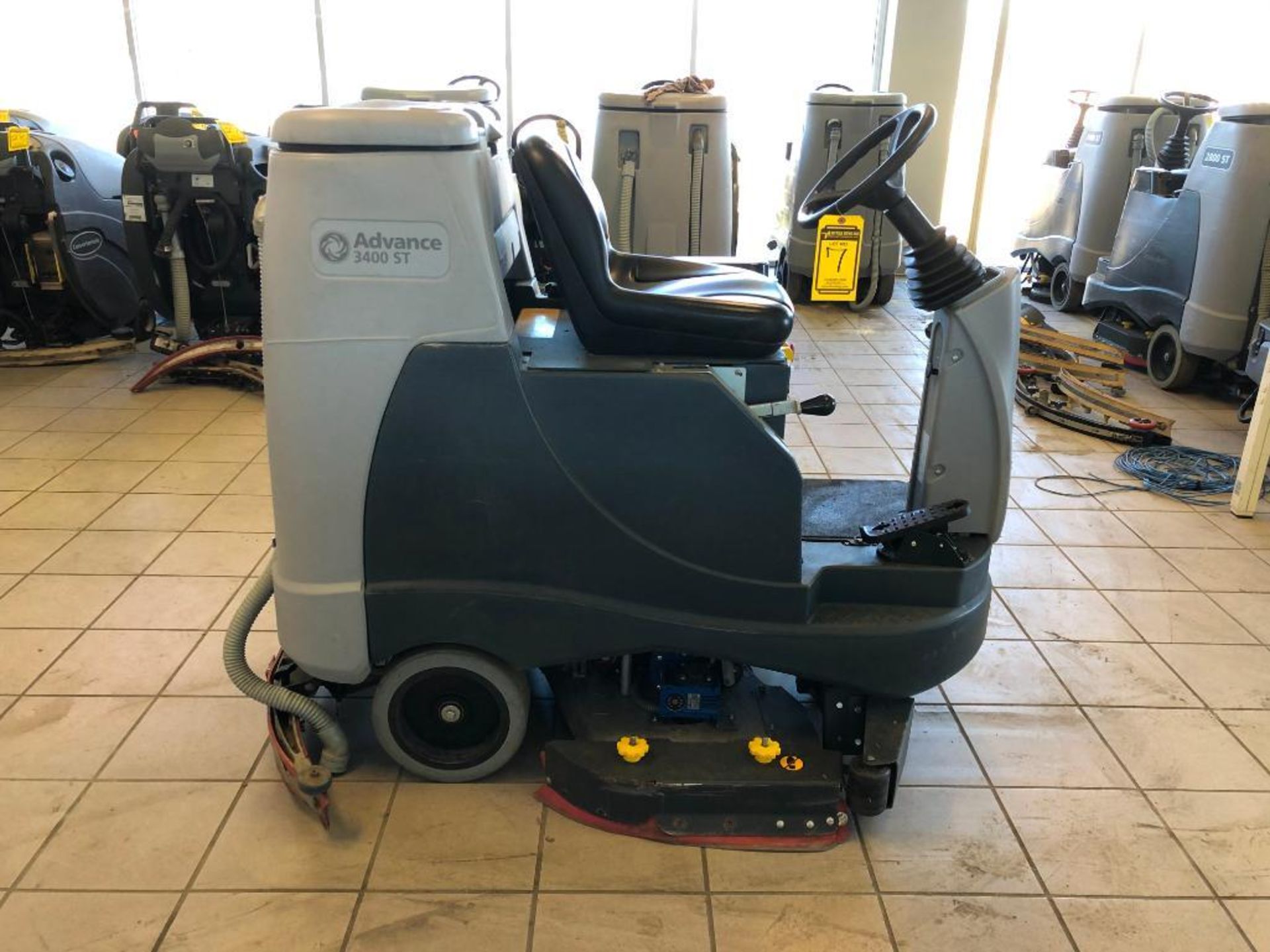 2018 ADVANCE RIDE-ON FLOOR SCRUBBER, MODEL: ADVENGER ES3400D ST, S/N: 4000117666, 24-VOLT, WEIGHT: - Image 7 of 10