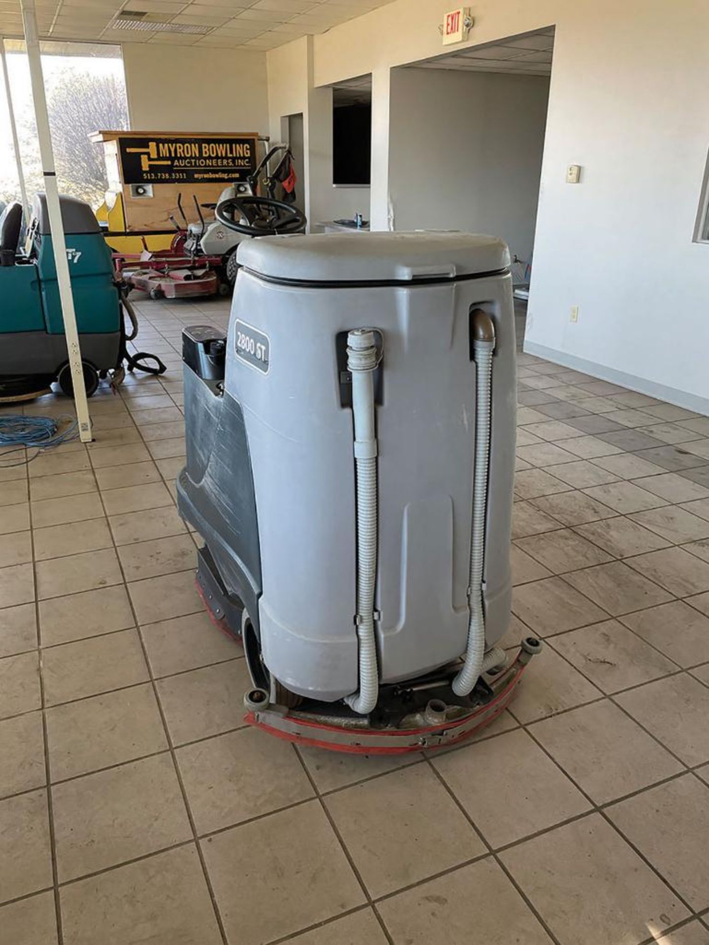 2015 ADVANCE RIDE-ON FLOOR SCRUBBER, MODEL: ADVENGER 2800 ST, S/N: 3000178227, 24-VOLT, WEIGHT: 1, - Image 4 of 5