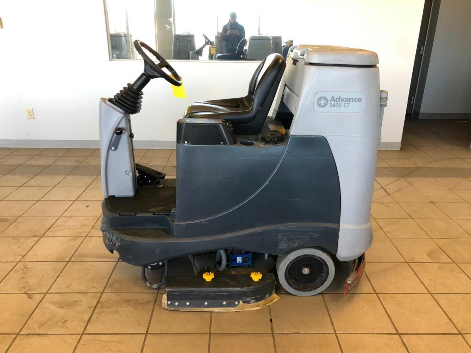 2018 ADVANCE RIDE-ON FLOOR SCRUBBER, MODEL: ADVENGER ES3400D ST, S/N: 4000117666, 24-VOLT, WEIGHT: - Image 3 of 10