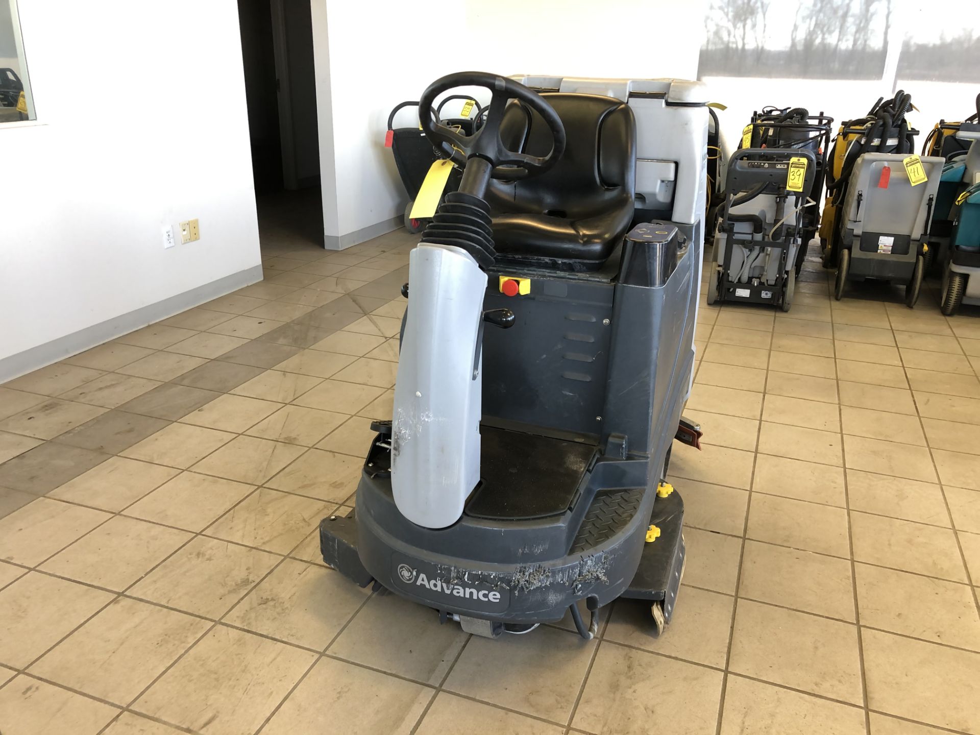 2018 ADVANCE RIDE-ON FLOOR SCRUBBER, MODEL: ADVENGER ES3400D ST, S/N: 4000117666, 24-VOLT, WEIGHT: - Image 2 of 10