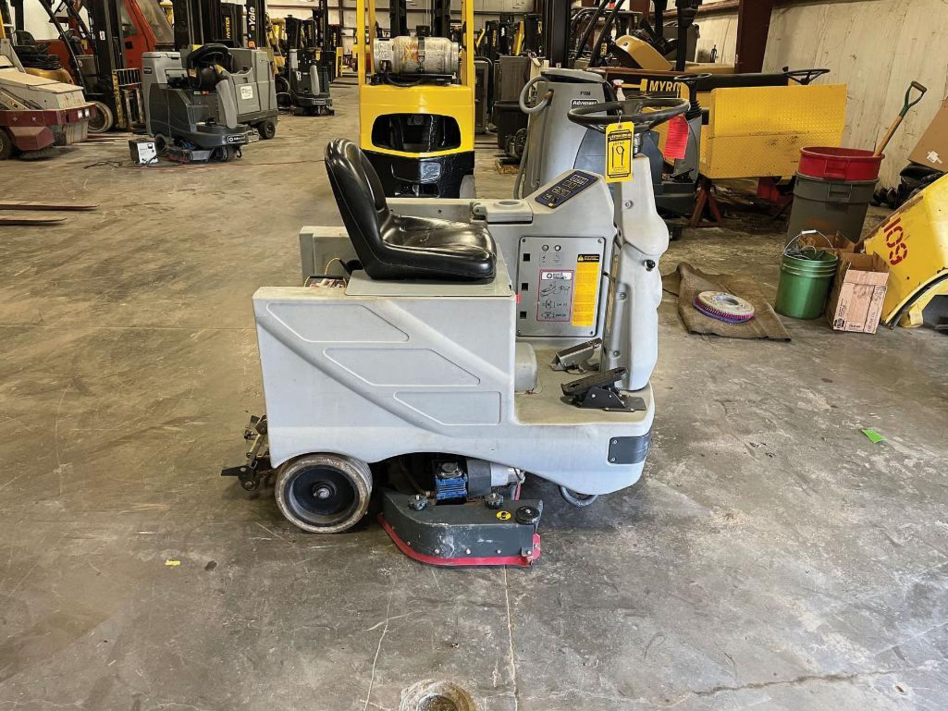 ADVANCE RIDE-ON FLOOR SCRUBBER, MODEL: ADGRESSOR 3820D, S/N: 1000048044, NO BATTERIES, PARTS ONLY - Image 3 of 5