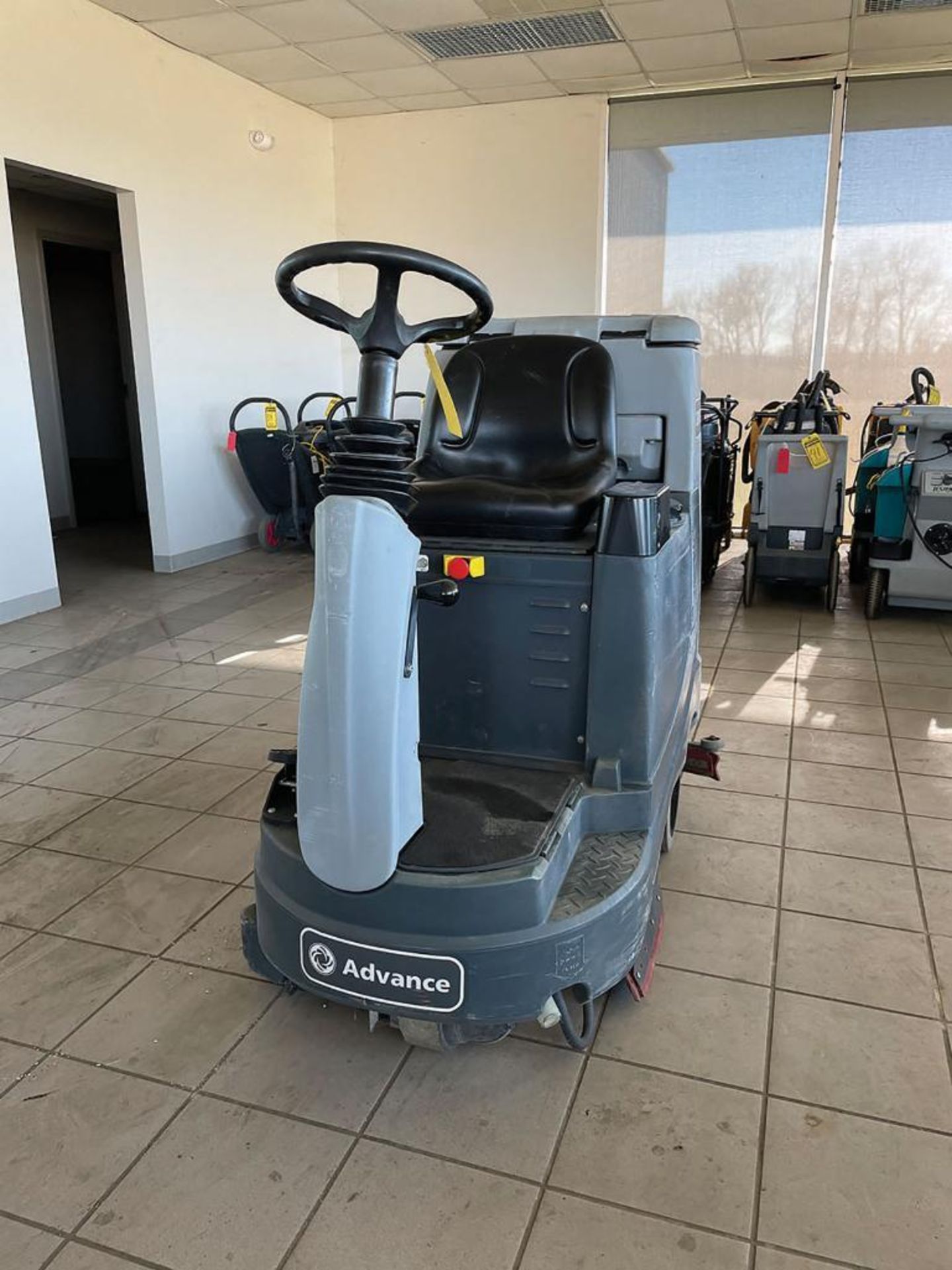 2015 ADVANCE RIDE-ON FLOOR SCRUBBER, MODEL: ADVENGER 2800 ST, S/N: 3000178227, 24-VOLT, WEIGHT: 1, - Image 2 of 5