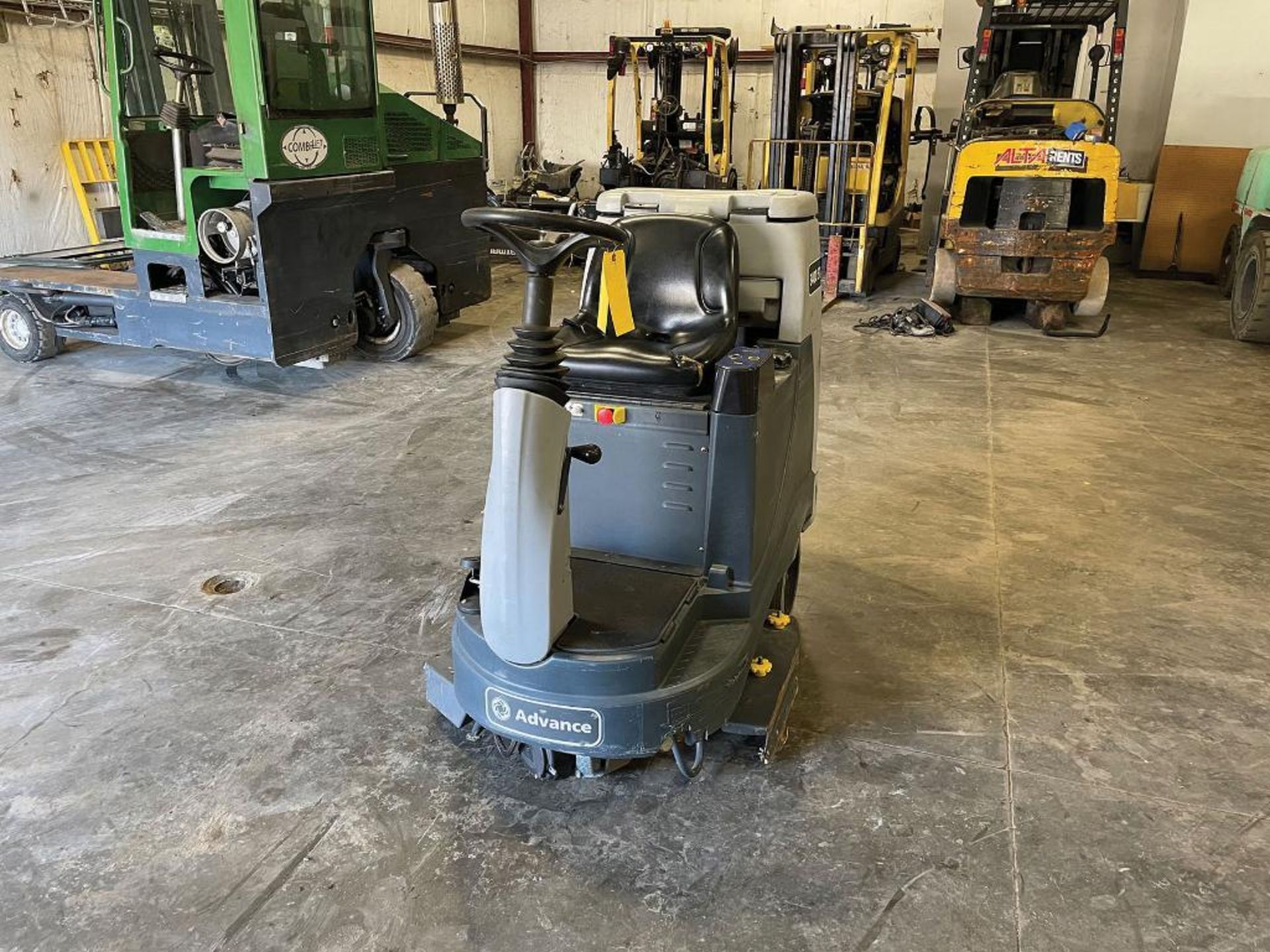 2015 ADVANCE RIDE-ON FLOOR SCRUBBER, MODEL: ADVENGER 3400D ST, S/N: 4000117166, 24-VOLT, WEIGHT: 1, - Image 2 of 5