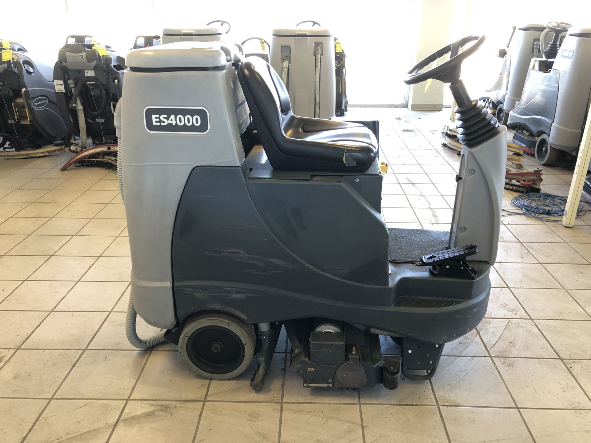 2016 ADVANCE RIDE-ON FLOOR SCRUBBER, MODEL: ES4000, S/N: 3000178054, 24-VOLT, WEIGHT: 1,447-LBS., - Image 4 of 9
