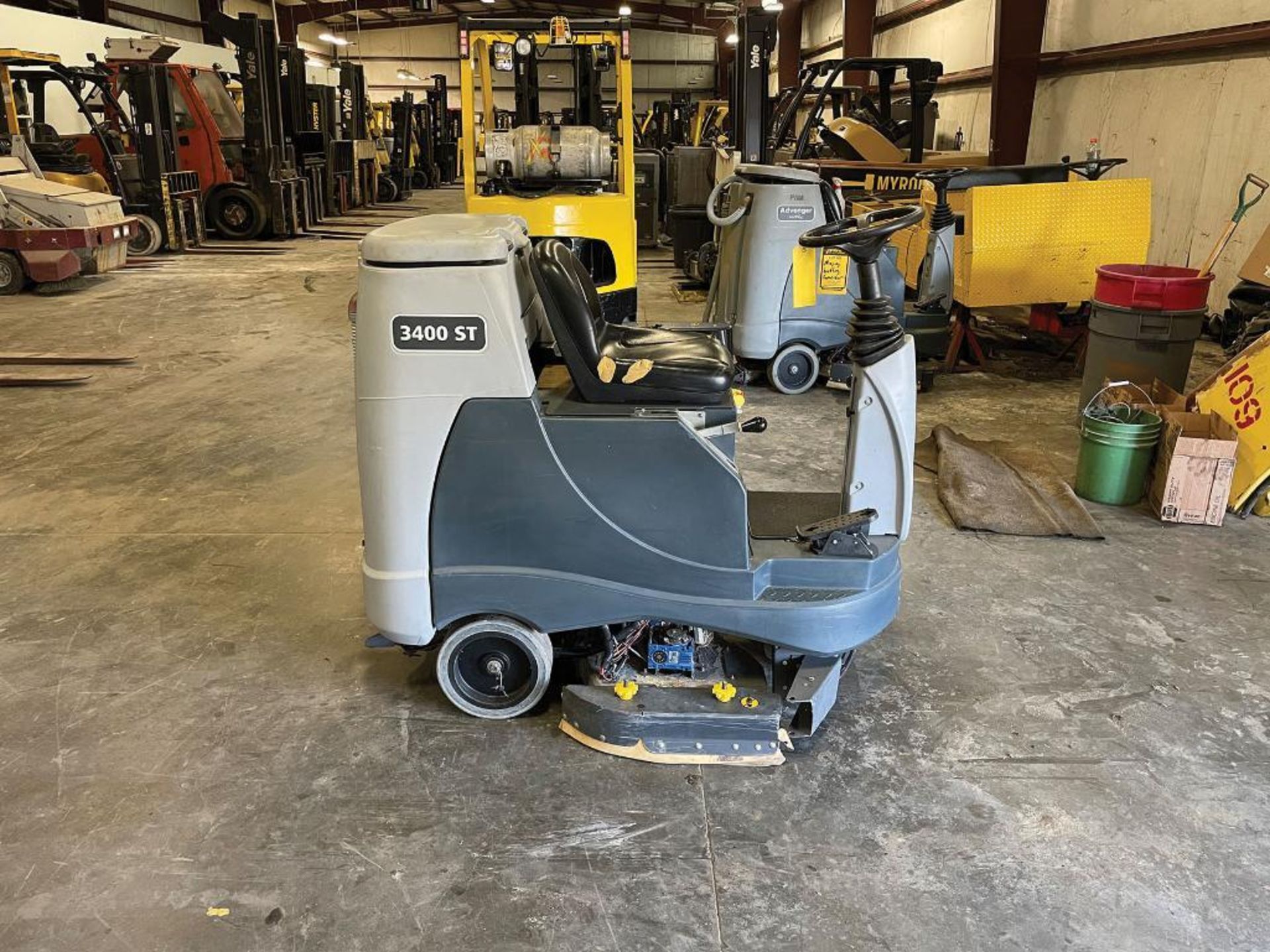 2015 ADVANCE RIDE-ON FLOOR SCRUBBER, MODEL: ADVENGER 3400D ST, S/N: 4000117166, 24-VOLT, WEIGHT: 1, - Image 3 of 5