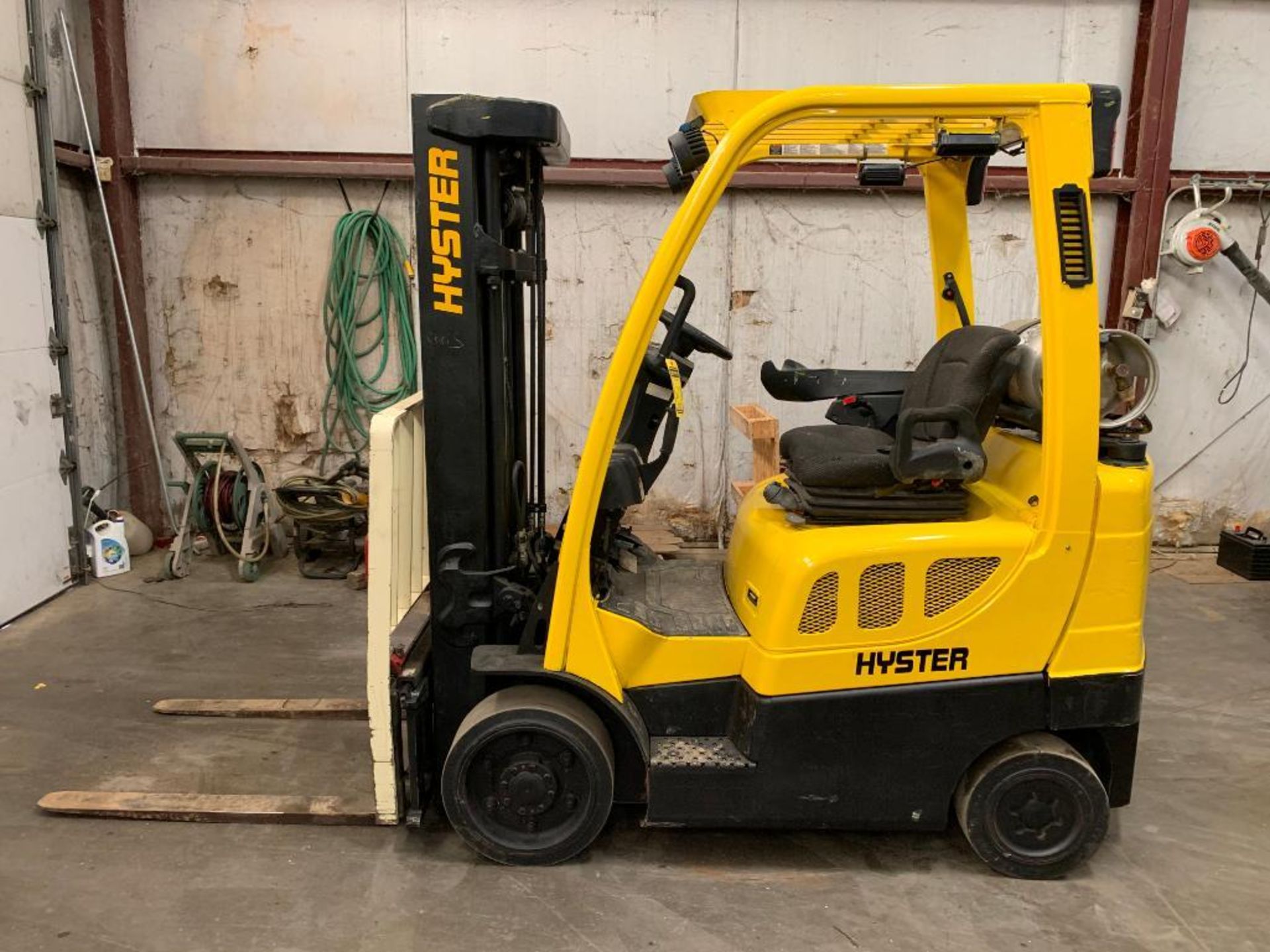 2014 HYSTER 5,000-LB., MODEL: S50FT, S/N: G187V02798M, LPG, LEVER SHIFT TRANSMISSION, SOLID TIRES,