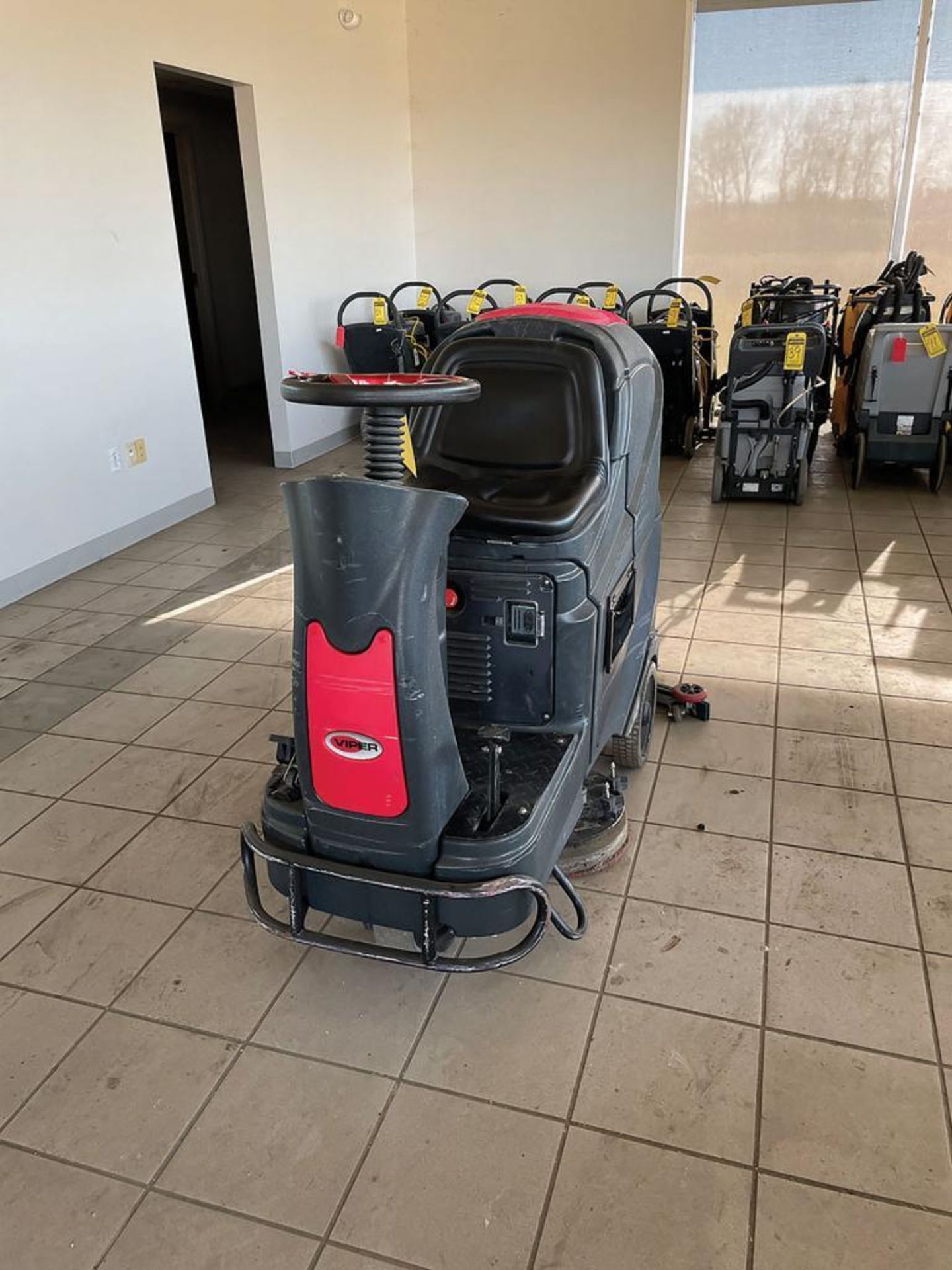 VIPER RIDE-ON FLOOR SCRUBBER, MODEL: AS710R, S/N: US001580F, 24-VOLT, 351 HOURS, WEIGHT: 380-KG - Image 2 of 5