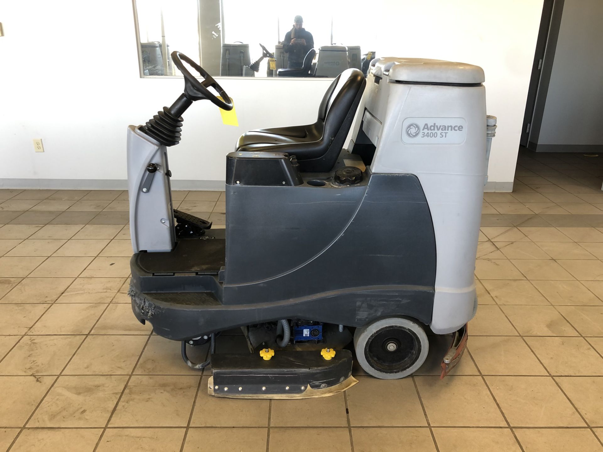 2018 ADVANCE RIDE-ON FLOOR SCRUBBER, MODEL: ADVENGER ES3400D ST, S/N: 4000117666, 24-VOLT, WEIGHT: