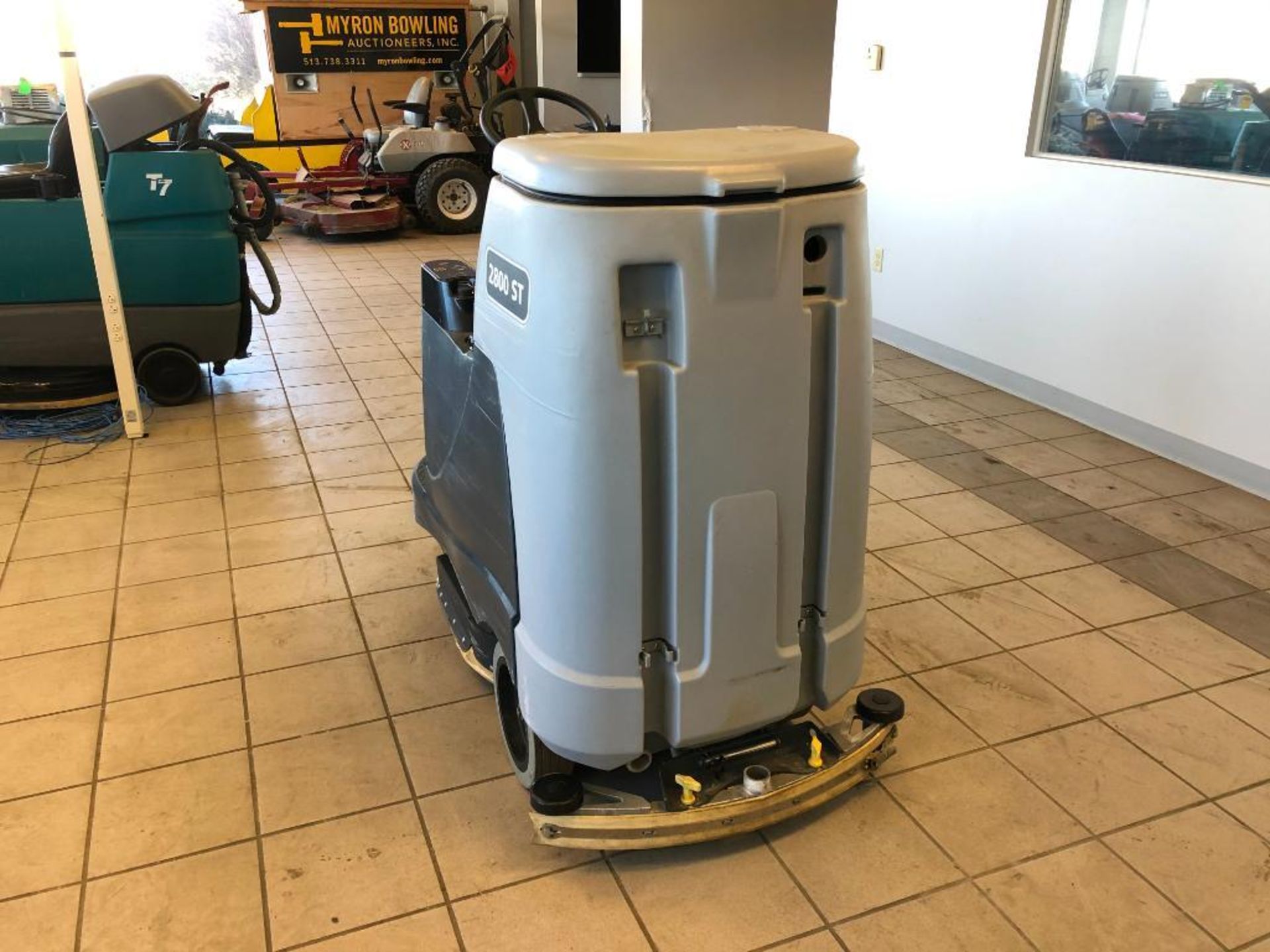 2016 ADVANCE RIDE-ON FLOOR SCRUBBER, MODEL: ADVENGER 2800 ST, S/N: 4000115248, 24-VOLT, WEIGHT: 1, - Image 9 of 10